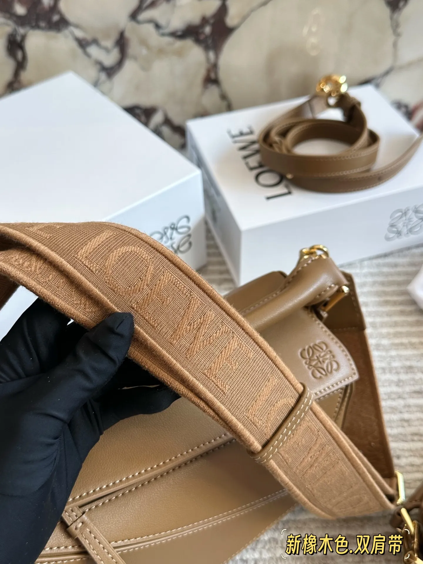 💰 260、💰230 配盒（双肩带） 尺寸：24*15cm（大） 18*10cm（迷你） loewe 几何包puzzle 真心是不能错过的， ⚠️牛皮品质🐂！ 完全hold住！ 罗意威|一根完美的肩带