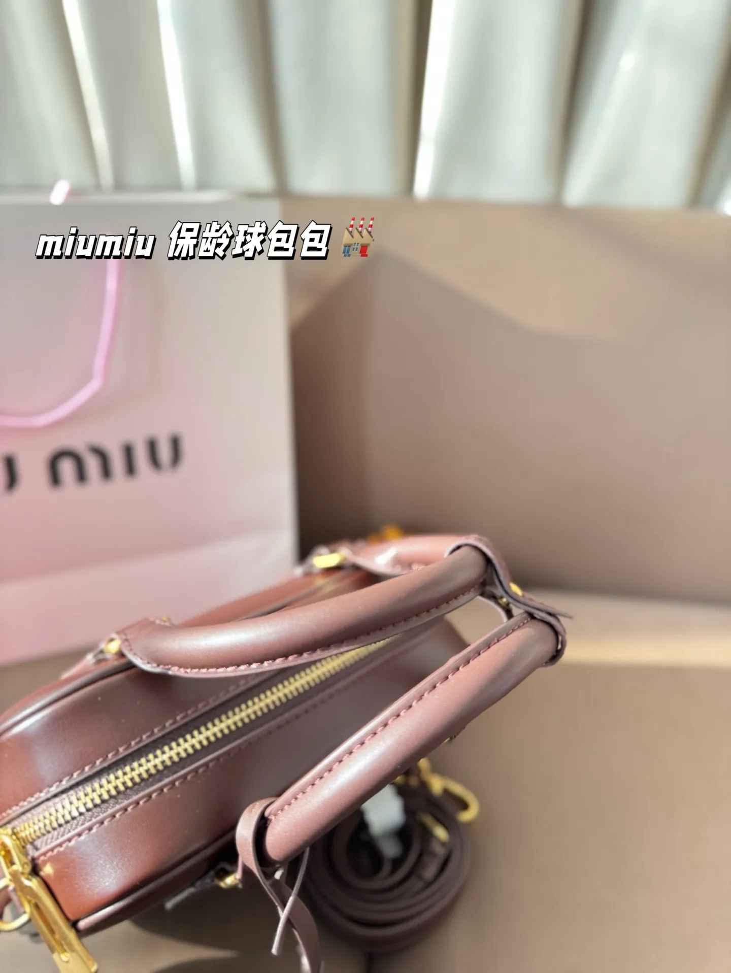 P225 缪缪 可盐可甜的女孩 miumiu 保龄球包包 好搭 什么风格都能驾驭 材质很柔软 容量也非常OK 复古俏皮的hobo包型 是近期几乎天天拿出门的包包! 尺寸:21*14
