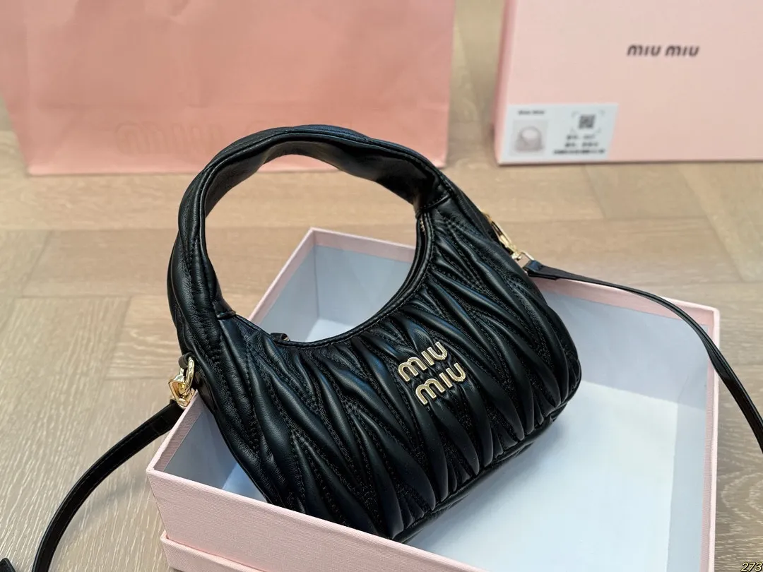 ¥155配盒 Miumiu缪缪斜挎包 斜挎 肩背都好看 手感很好 满足任何造型 尺寸 20 11