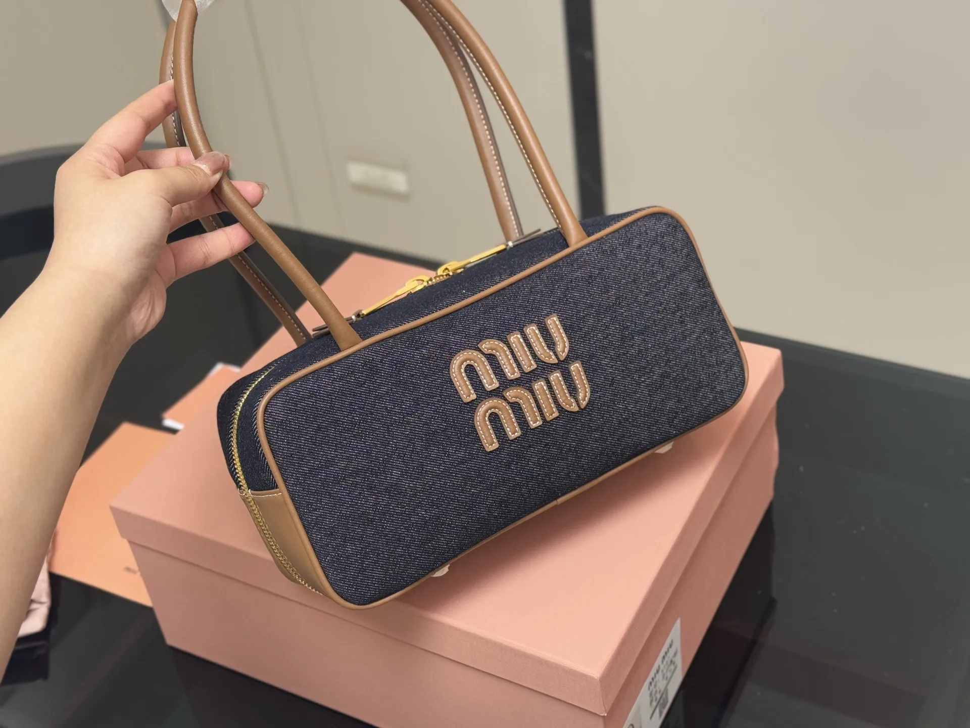 ¥195 升级版配盒 size:28*13cm miumiu保龄球/公文包/ 包包甜度刚好! 很难不爱啊啊! 可手拎也可斜挎 绝对不是小废包哦!容量足足的~~ 出场就是miumiu小公主!