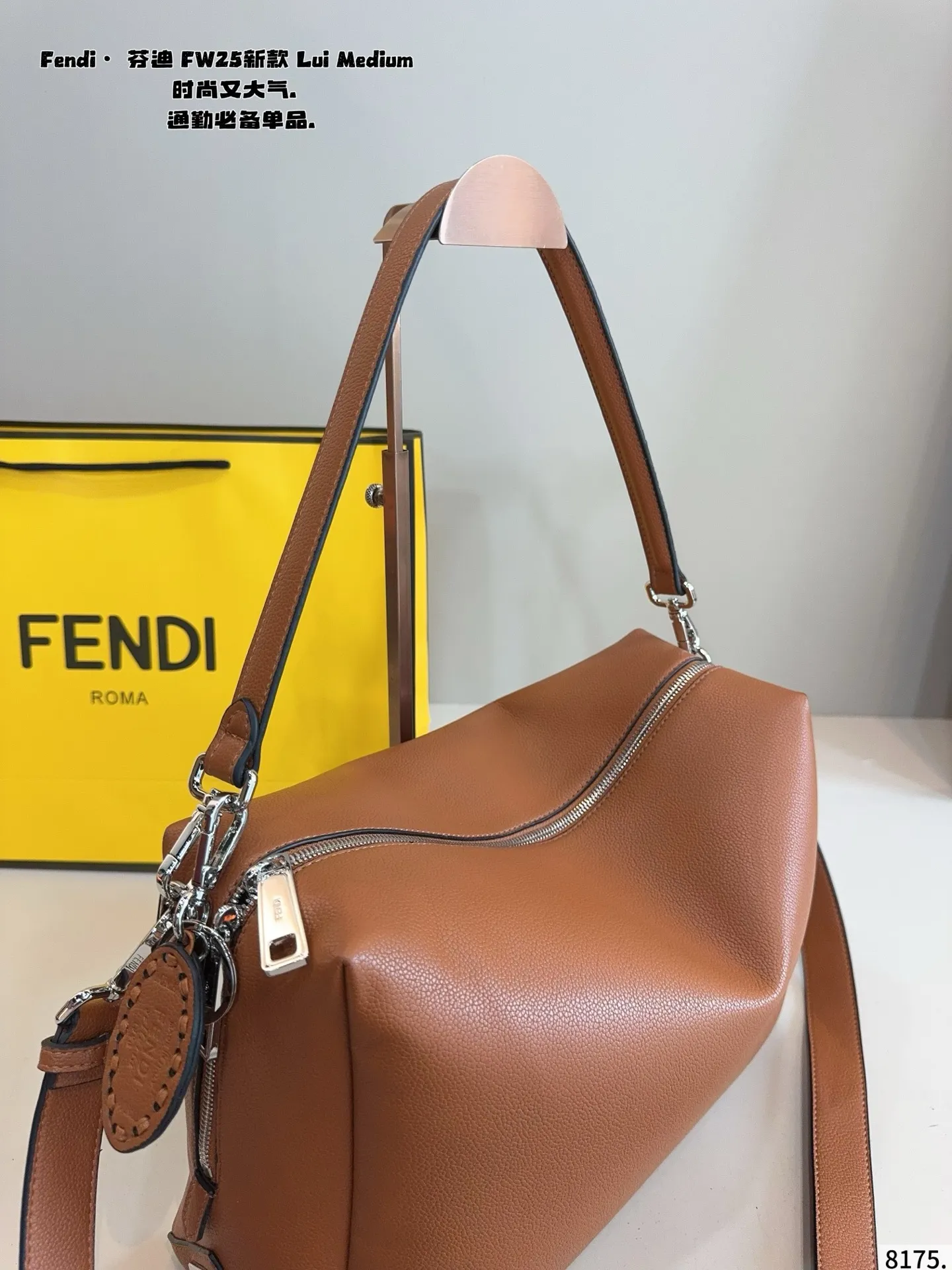 p185 罗意威 FW25新款 Lui Medium 绵密的手感,轻便的包包 很有质感 可盐可甜 上身绝美 无可比拟 是每个追求漂亮的女孩必入单品尺寸:32*12*22cm