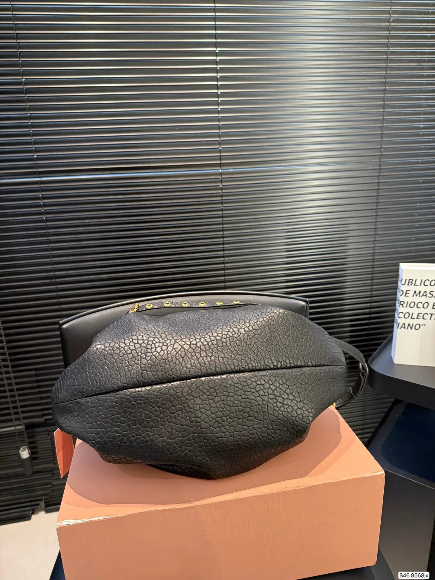 P280 配盒子 不一样的MiuMiu新款包包 MiuMiu新款手袋 Monk 天然纹理小羊皮自然的柔和光泽触感柔软顺滑且富有垂坠感巧妙的舒适感与精致感 尺寸41 24 货号8568