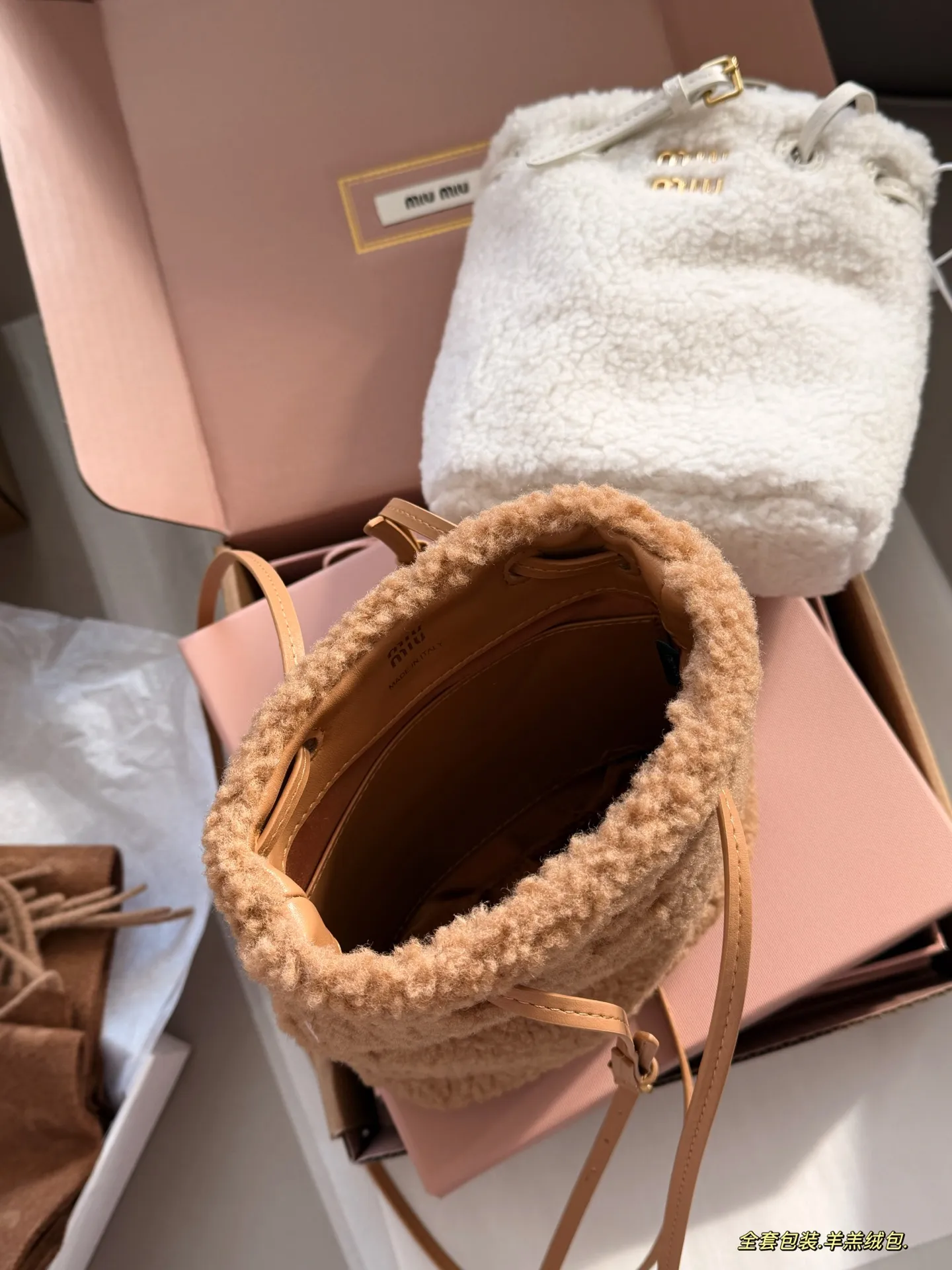 💰195 全套包装 size:18*17cm miumiu的小福袋 羊羔绒包 性价比也太高了! 质感超软糯 节日氛围感满满秋冬季的独乐乐
