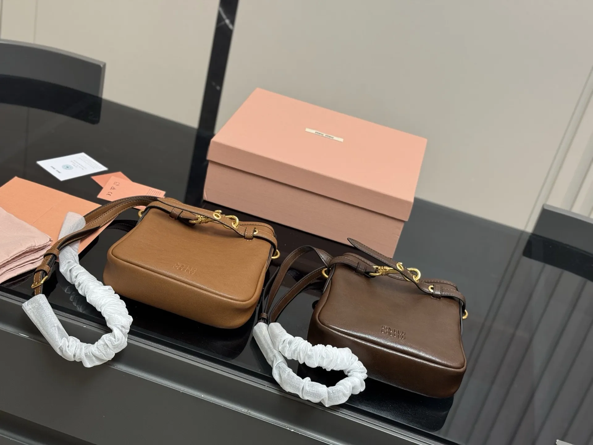 &yen;185 配盒 升级版 size：18*20cm miumiu的小福袋 性价比也太高了！ Aventure系列出小斜挎咯~ 太好装了! 出门都爱背的人生小斜挎 超级香哦！