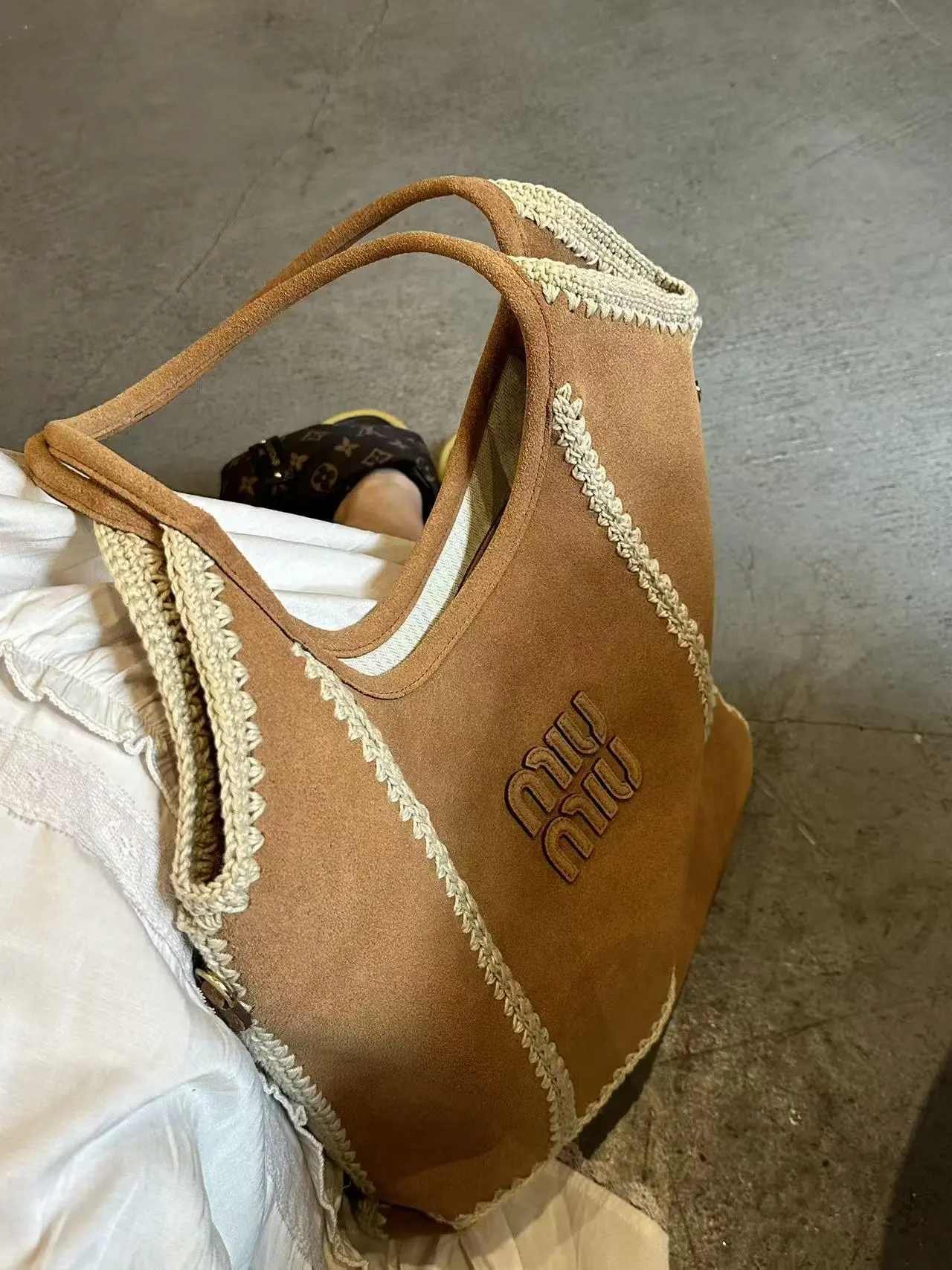 预售款💰288包邮❗ 【细节实拍】Mi* Mi*又双叒叕放大招~这次新款鹿皮包袋美到犯规 将柔软的鹿皮与精致的勾针工艺巧妙融合 堪称玩趣肌理与慵懒美学的经常碰撞 触感轻轻一摸细腻的不像话 勾线部分更是设计的绝绝子 intrcate的针法勾勒出别图案 细节里满是匠心巧思 这次推出的Wender跟ivy都是经典包型 实用性拉满💯 尺寸:35×40cm ❌不退不换慎重下单❌