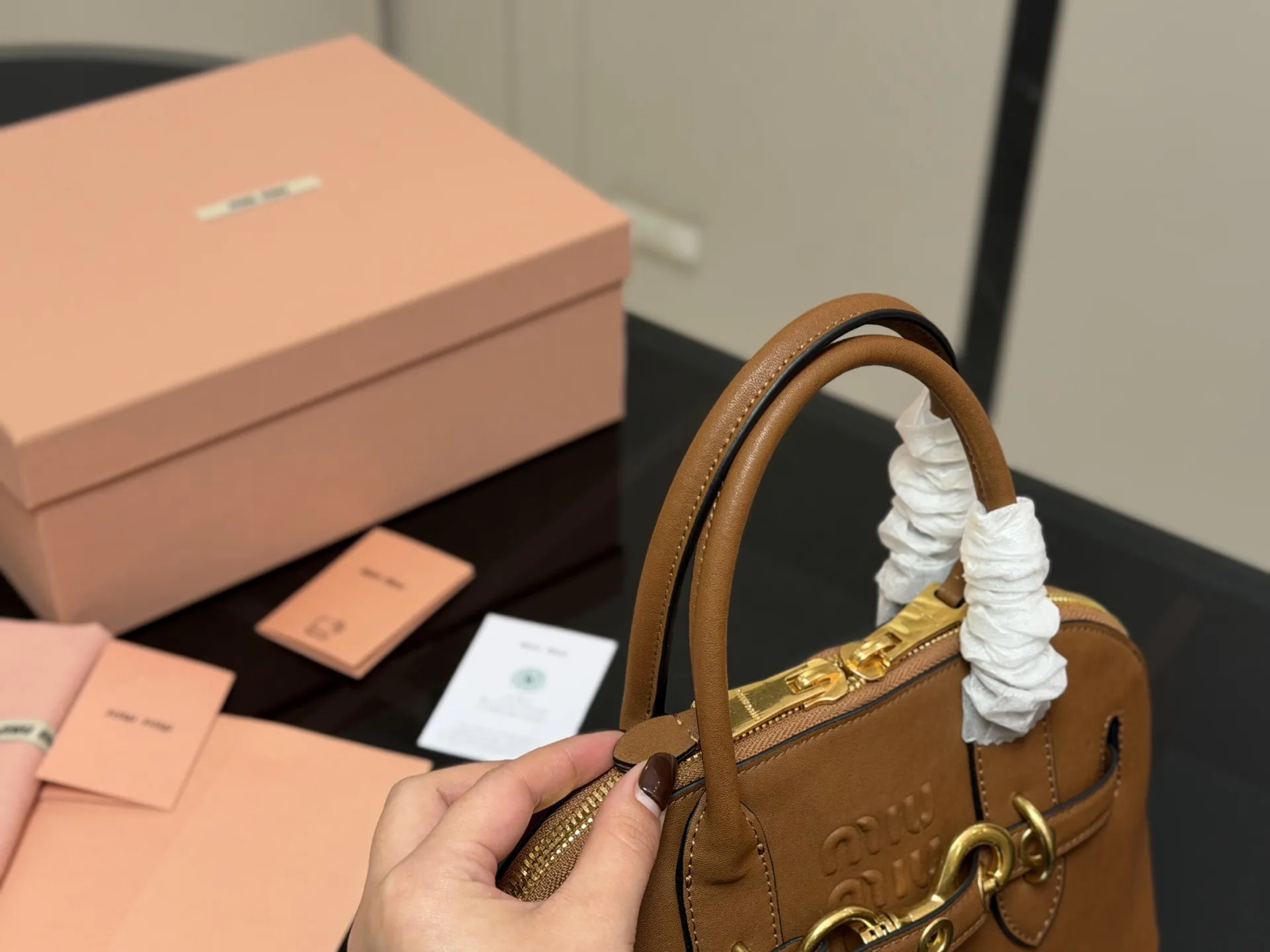 &yen;230 配盒 size：28*16cm miumiu 贝壳包包， 特别喜欢这个的设计！ miumiu的坑真的好仙女好好看！ 真的很有质感！ 可斜挎可手拿可单肩， 日常约会出行简单好搭配。