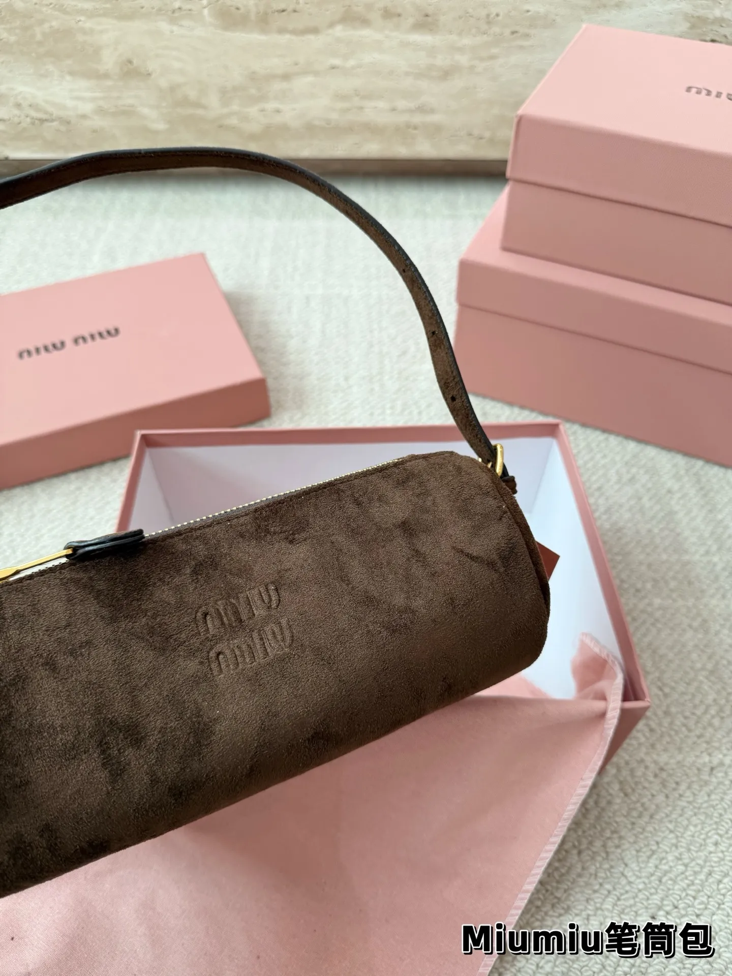 P160 麂皮 别怪我没提醒❗️MiuMiu最性价比小包包 夏天当然是要背迷你小包包啦! 哪个女孩能抵挡住迷你小笔筒包的诱惑~ 日常好装东西出门的腋下小包👛 小羊皮和翻毛皮都有噢~关键是性价比超高~