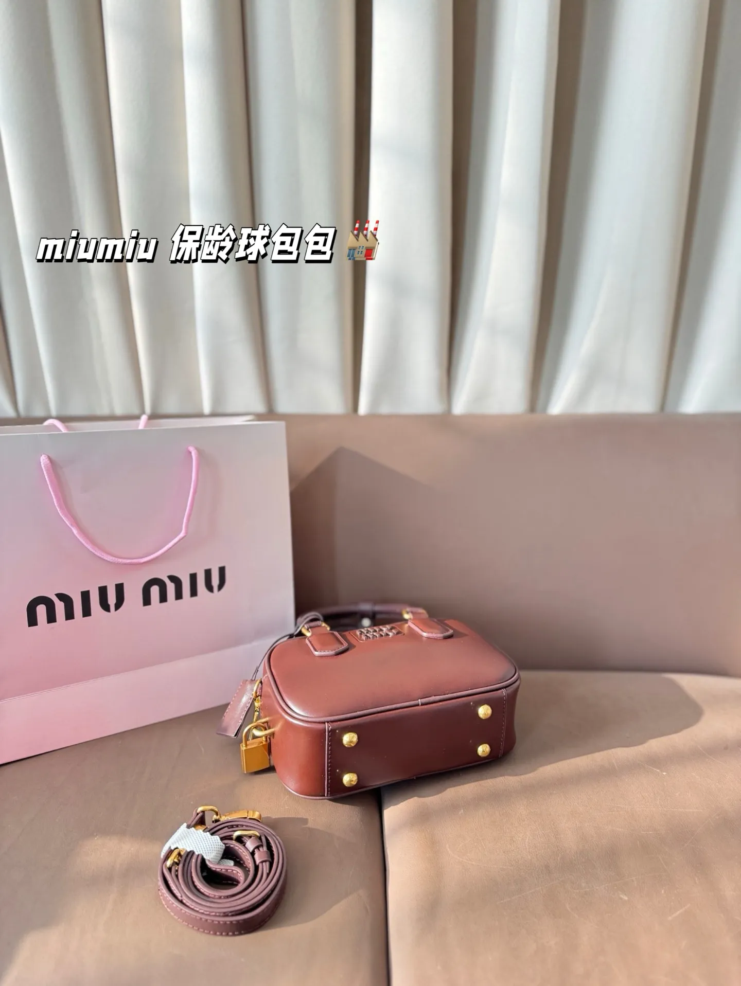 P225 缪缪 可盐可甜的女孩 miumiu 保龄球包包 好搭 什么风格都能驾驭 材质很柔软 容量也非常OK 复古俏皮的hobo包型 是近期几乎天天拿出门的包包! 尺寸:21*14
