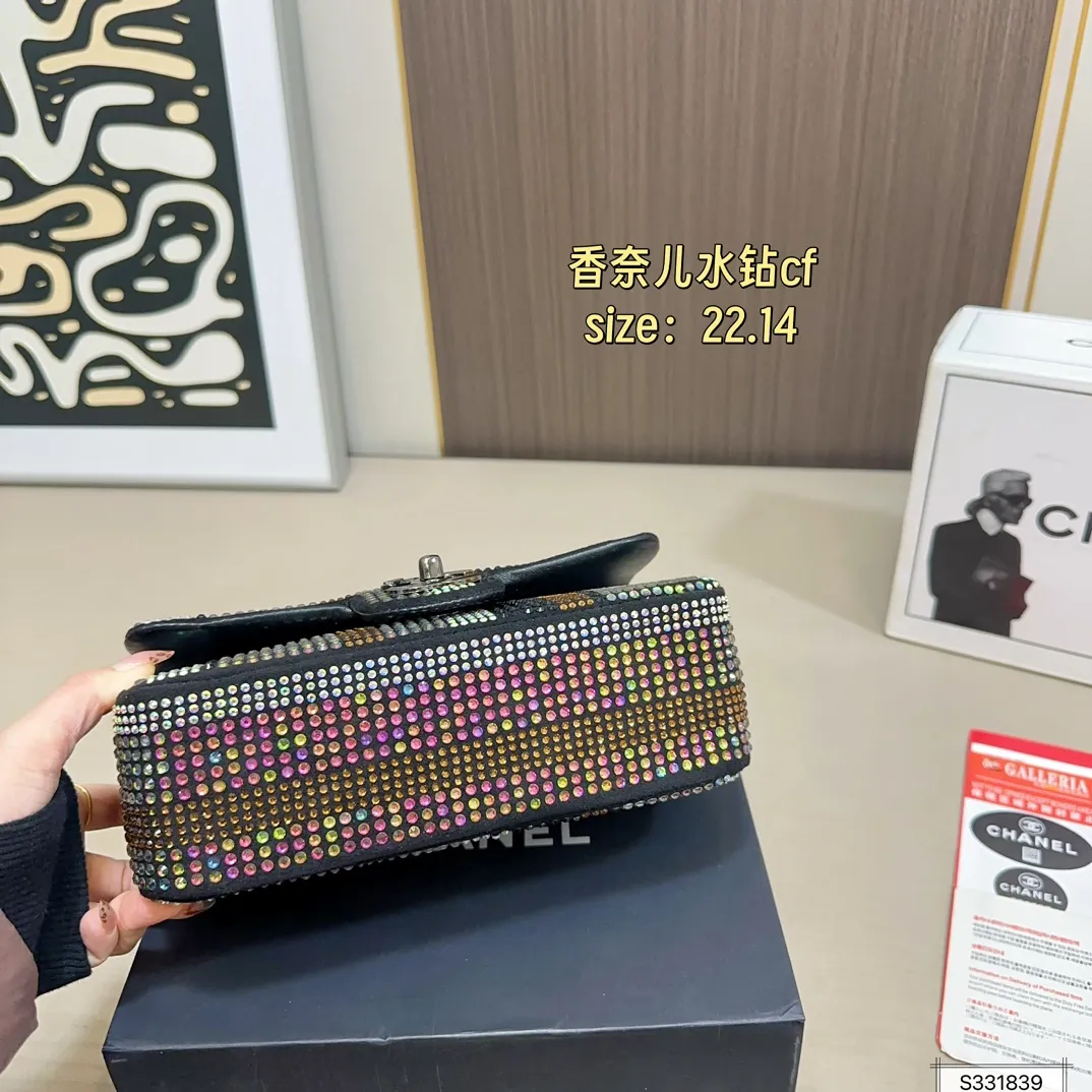 💰155 折叠盒 Chanel香奈儿水钻CF 独特设计 又酷又飒低调的奢华 可盐可甜 极致美感 绝美女孩就是你 尺寸： 22 14