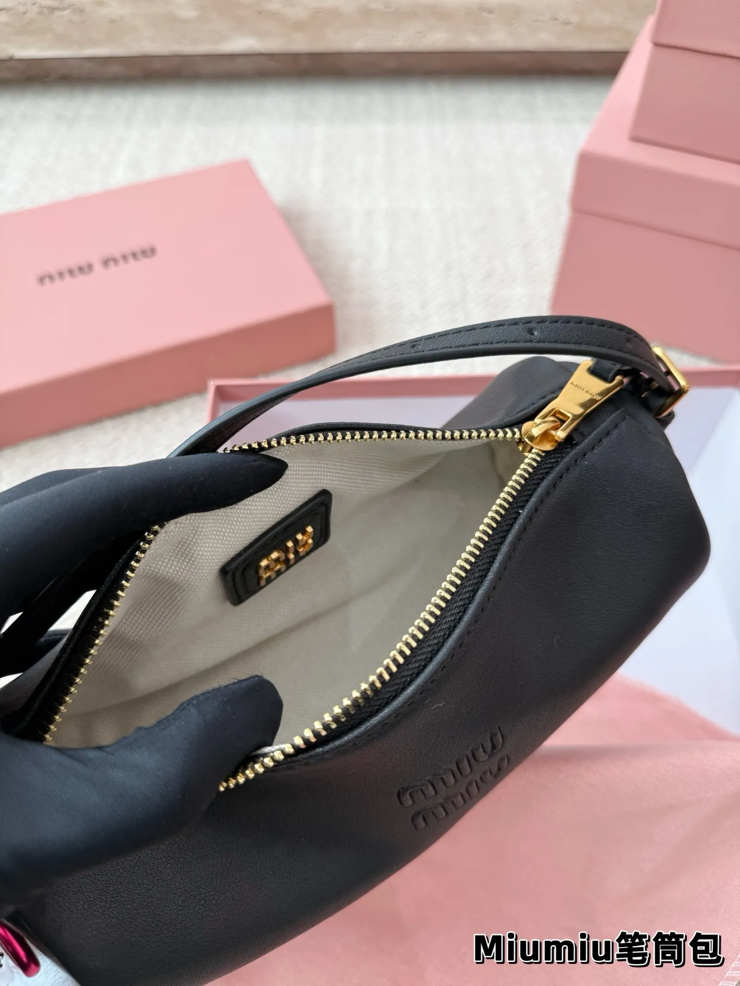 P150 别怪我没提醒❗️MiuMiu最性价比小包包 夏天当然是要背迷你小包包啦！ 哪个女孩能抵挡住迷你小笔筒包的诱惑～ 日常好装东西出门的腋下小包👛 小羊皮和翻毛皮都有噢～关键是性价比超高～