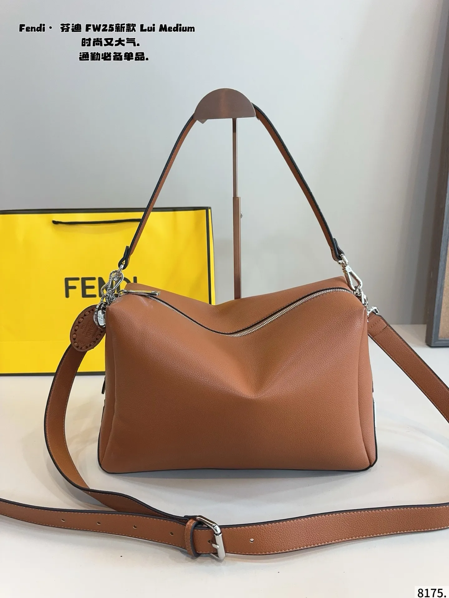 p185 罗意威 FW25新款 Lui Medium 绵密的手感，轻便的包包 很有质感 可盐可甜 上身绝美 无可比拟 是每个追求漂亮的女孩必入单品尺寸：32*12*22cm