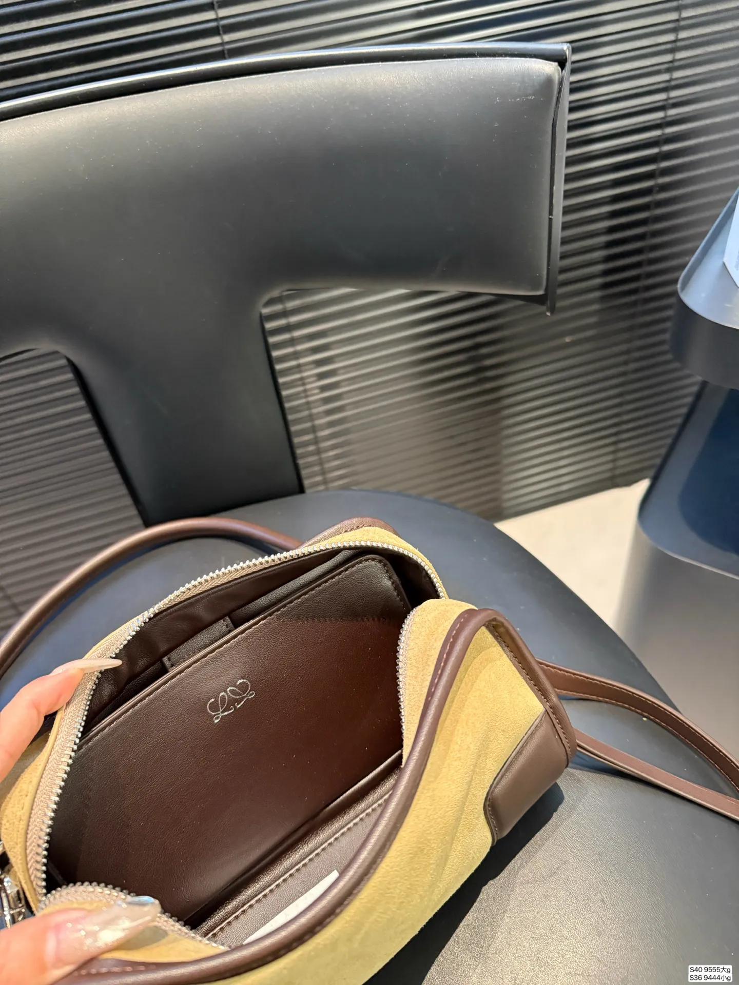 大号P250小号P230 罗意威这只简直太乖了 麂皮包今年冬天简直不要太火 银色loewe小锁也是酷的很 这个还可以加肩带单肩斜挎 一整个就是实用的美包! 尺寸大25 18小22 12 货号大9555 小9444