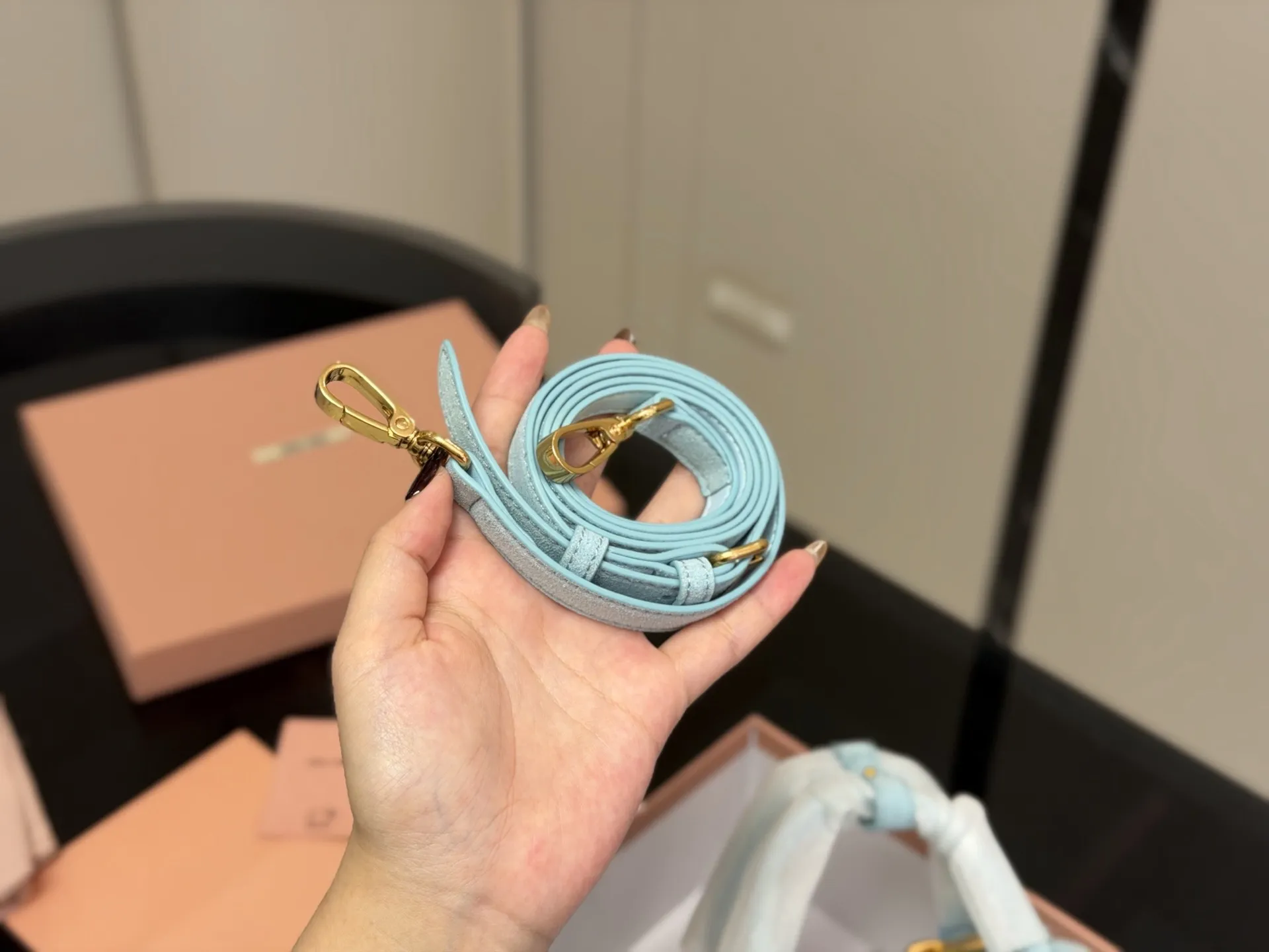 ¥200 升级版配盒 size:23*12cm miumiu保龄球 新尺寸‼️ 很难不爱啊啊! 这个尺寸很难不动心哦! 可手拎也可斜挎 容量足足的~~ 出场就是miumiu小公主!