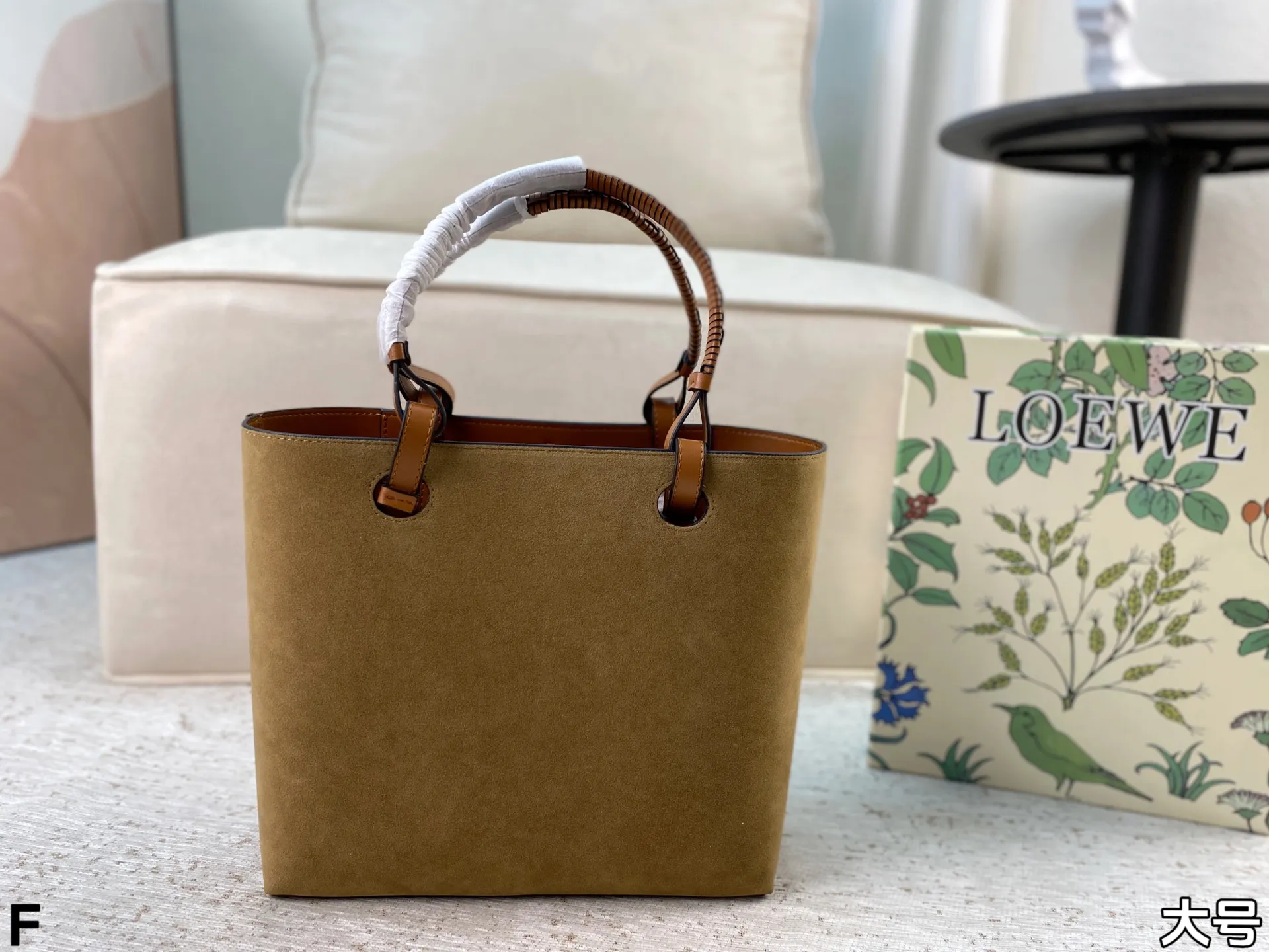 p165/p160 配盒🎁 罗意威Loewe anagram tote背上秒变时髦精 一只装得下全世界的托特 越背越香 能装且百搭不易变形 上班通勤或者日常搭配都很好！尺寸：27*25/23*22