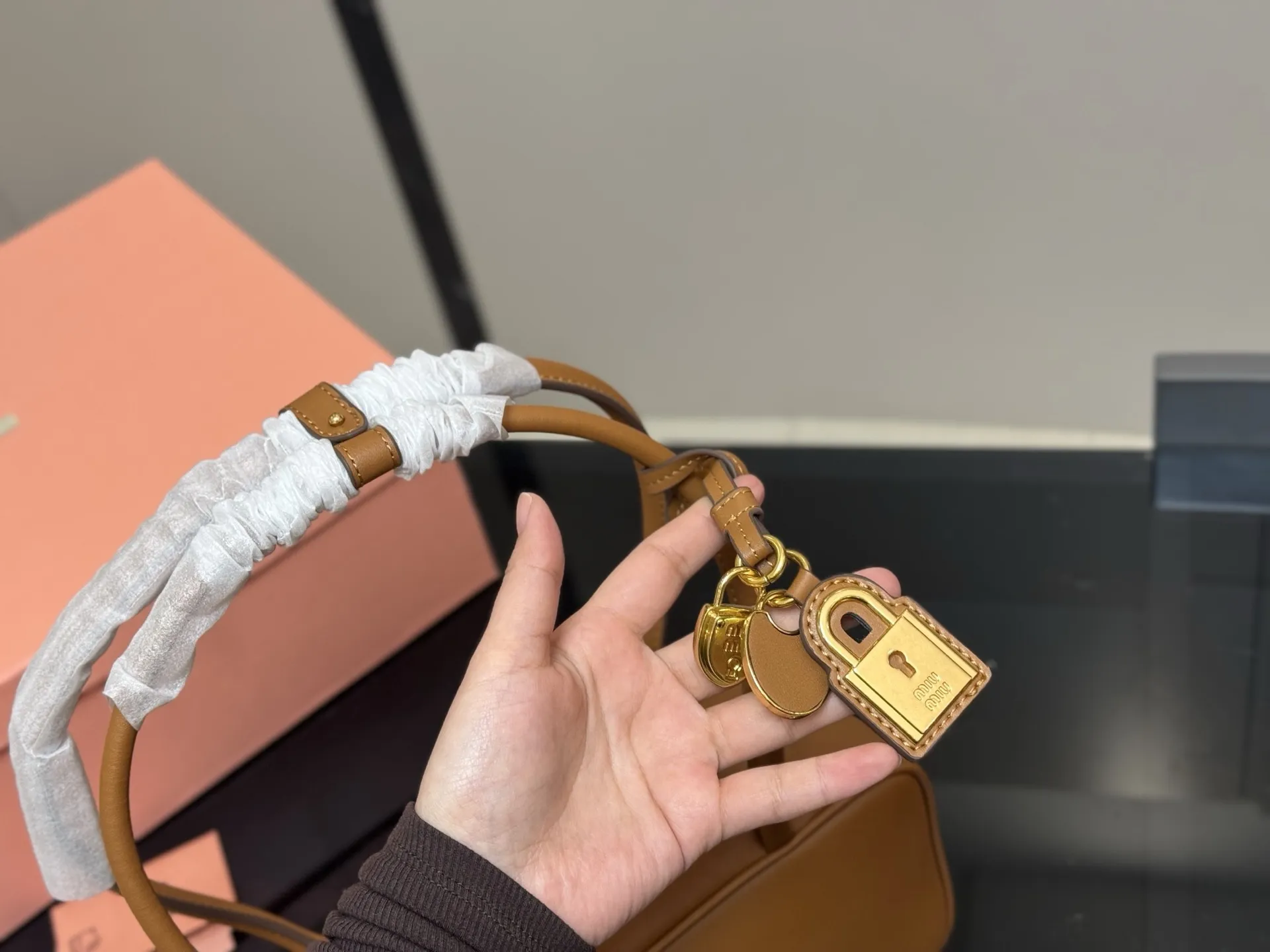 &yen;215 升级版配盒 size：28*13cm miumiu保龄球/公文包/ 包包甜度刚好！ 很难不爱啊啊！ 可手拎也可斜挎 绝对不是小废包哦!容量足足的~~ 出场就是miumiu小公主！