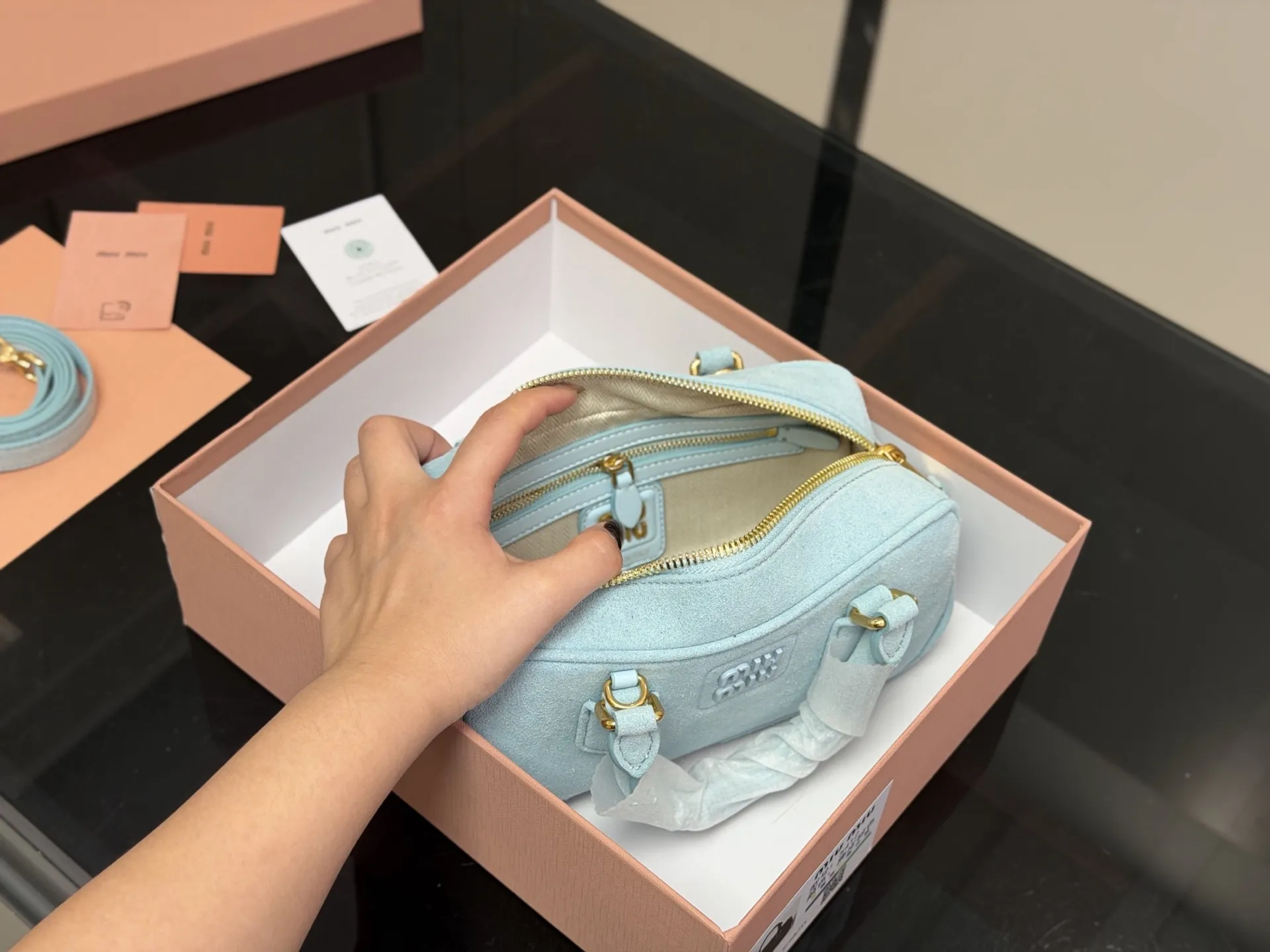 ¥200 升级版配盒 size:23*12cm miumiu保龄球 新尺寸‼️ 很难不爱啊啊! 这个尺寸很难不动心哦! 可手拎也可斜挎 容量足足的~~ 出场就是miumiu小公主!