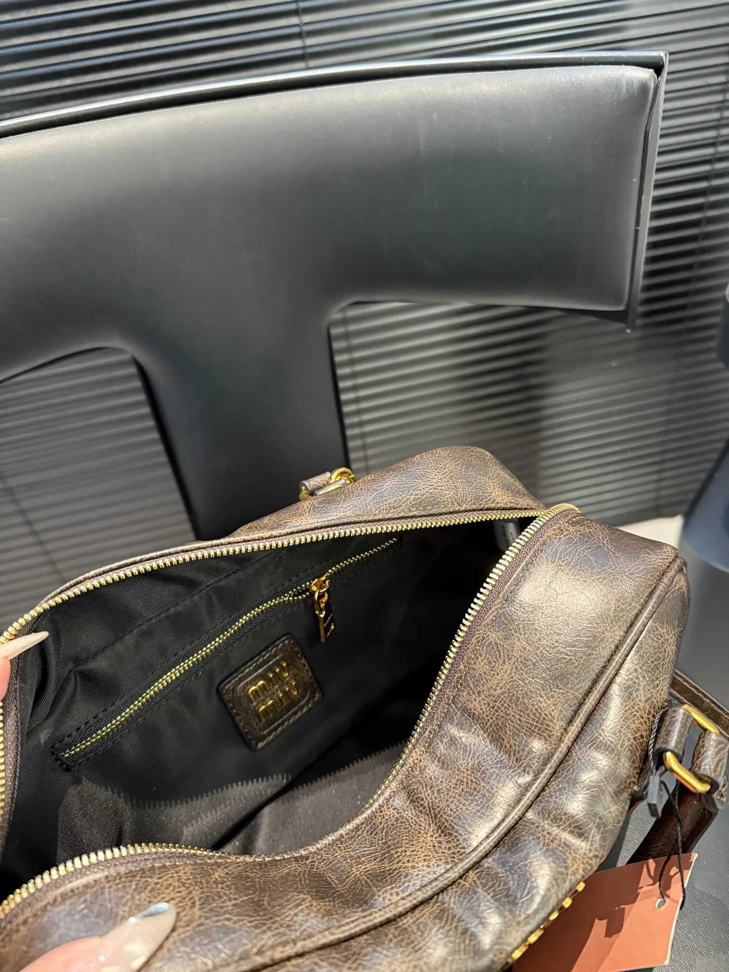 大号P170 小号P165 缪缪MIUMIU 保龄球手提包 轻轻松松高级感 包包手感巨好容量也很不赖 简单却又不失华丽 不要觉得会炸眼太高调了什么的 根本不会! 在你的精简穿搭上简直就是点睛之笔 尺寸大号28 13 小号22 10 货号大10229 小10119