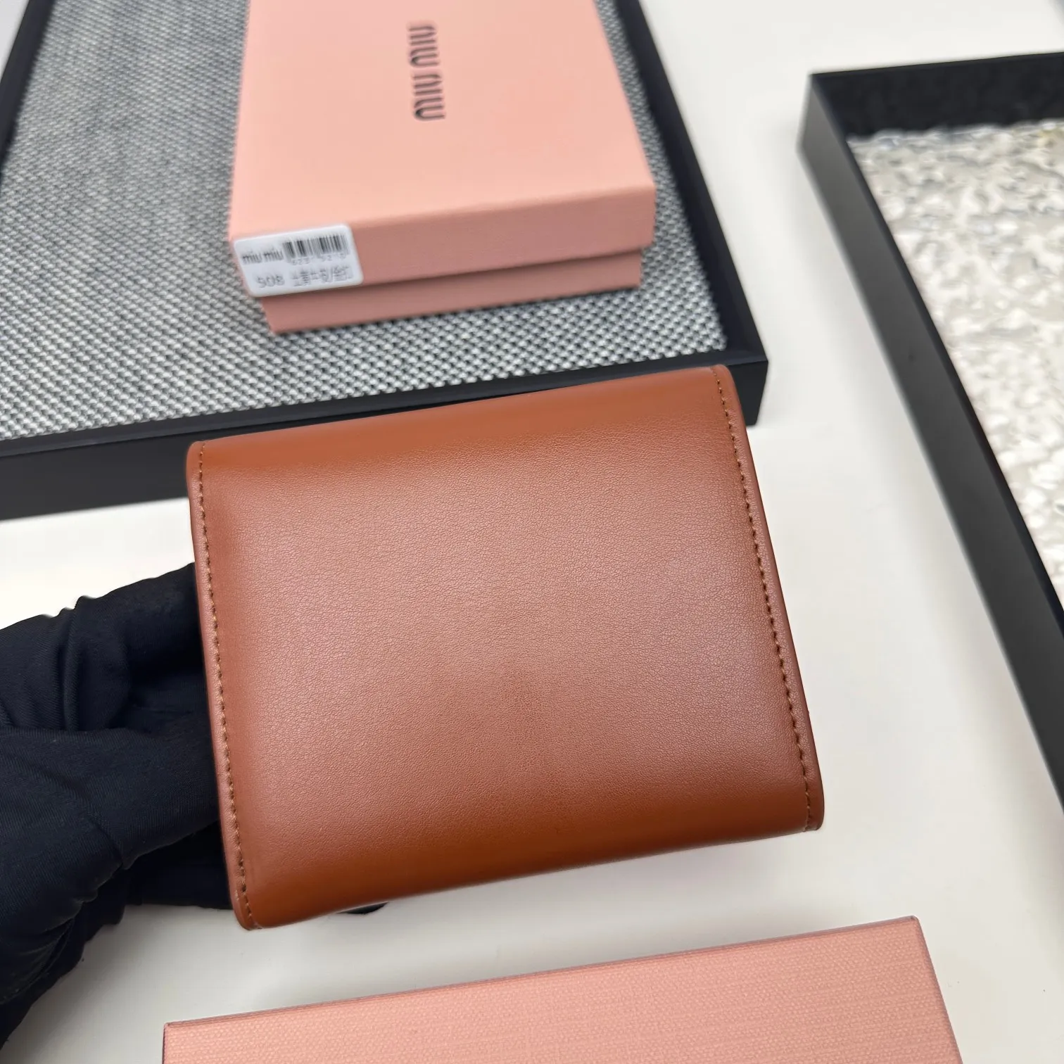 💰115包邮❗ 编号：508 品牌：miu miu 颜色：黑色 粉色 蓝色 红色 棕色 尺寸： 11*8.5*2 说明: miumiu专柜最新款火爆登场！采用头层小羊皮，做工精致， 金属五金Logo 媲美专柜！多功能小钱包卡包，内隔丰富，超级实用！三折钱包卡包👛