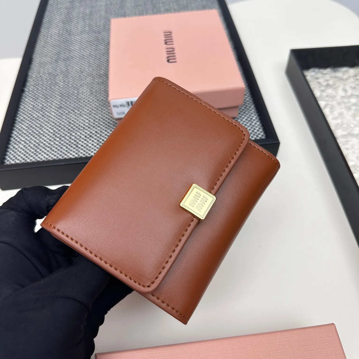 💰115包邮❗ 编号：508 品牌：miu miu 颜色：黑色 粉色 蓝色 红色 棕色 尺寸： 11*8.5*2 说明: miumiu专柜最新款火爆登场！采用头层小羊皮，做工精致， 金属五金Logo 媲美专柜！多功能小钱包卡包，内隔丰富，超级实用！三折钱包卡包👛