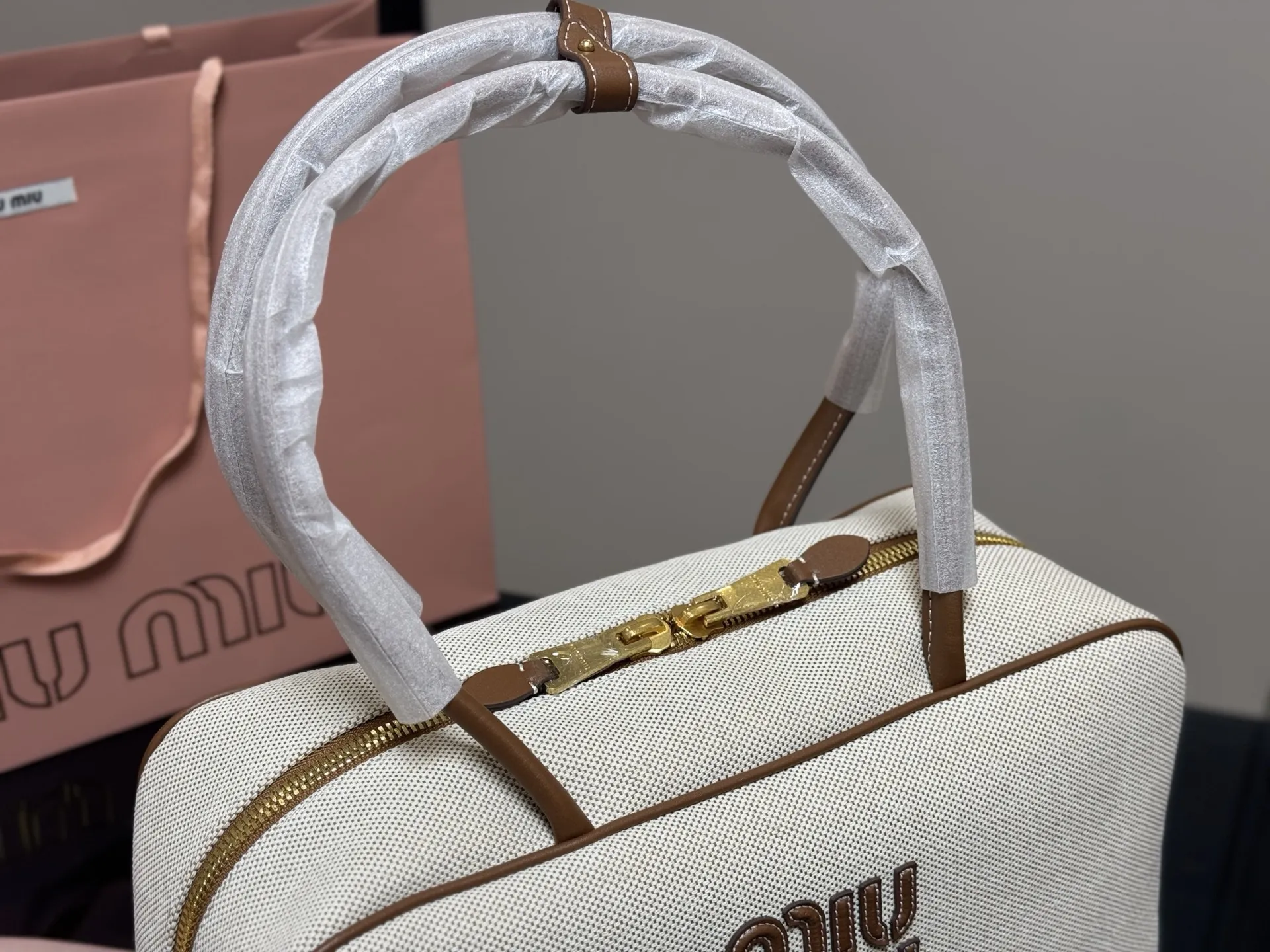 ¥195 无盒 size:35*22cm miumiu保龄球/公文包/ Miu又来抢钱了新款帆布公文包 来咯 ! 背起来都很nice 哦 可手拎也可斜挎! 出场就是miumiu小公主!