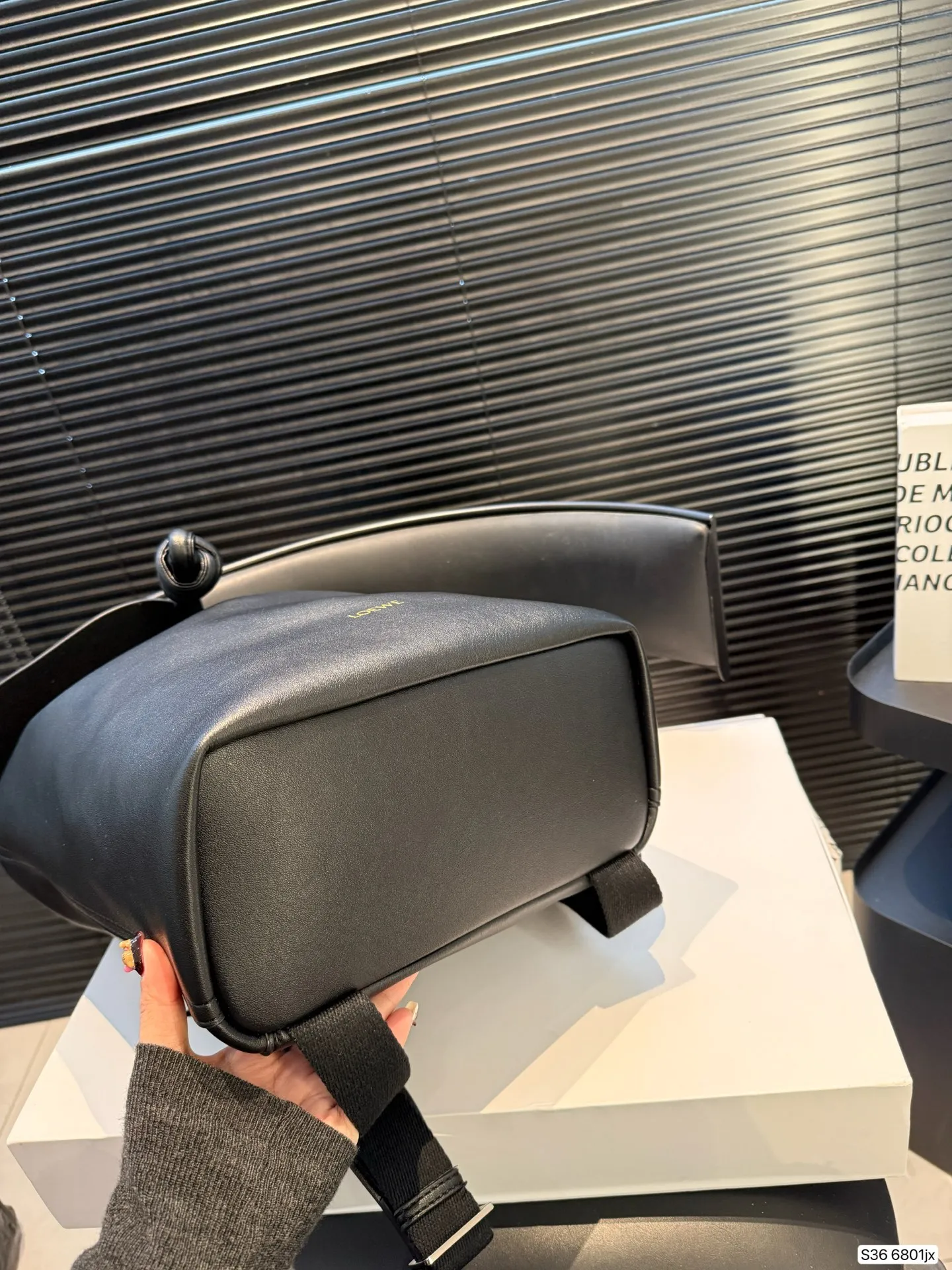 P230 配折叠盒罗意威双肩 Flamenco 背包自带复古千禧流线型实用日常设计，非正式学院风preppy style在风格上更加复古、休闲、实穿 #罗意威 #PreppyStyle #预科风 尺寸：25 33 货号6801