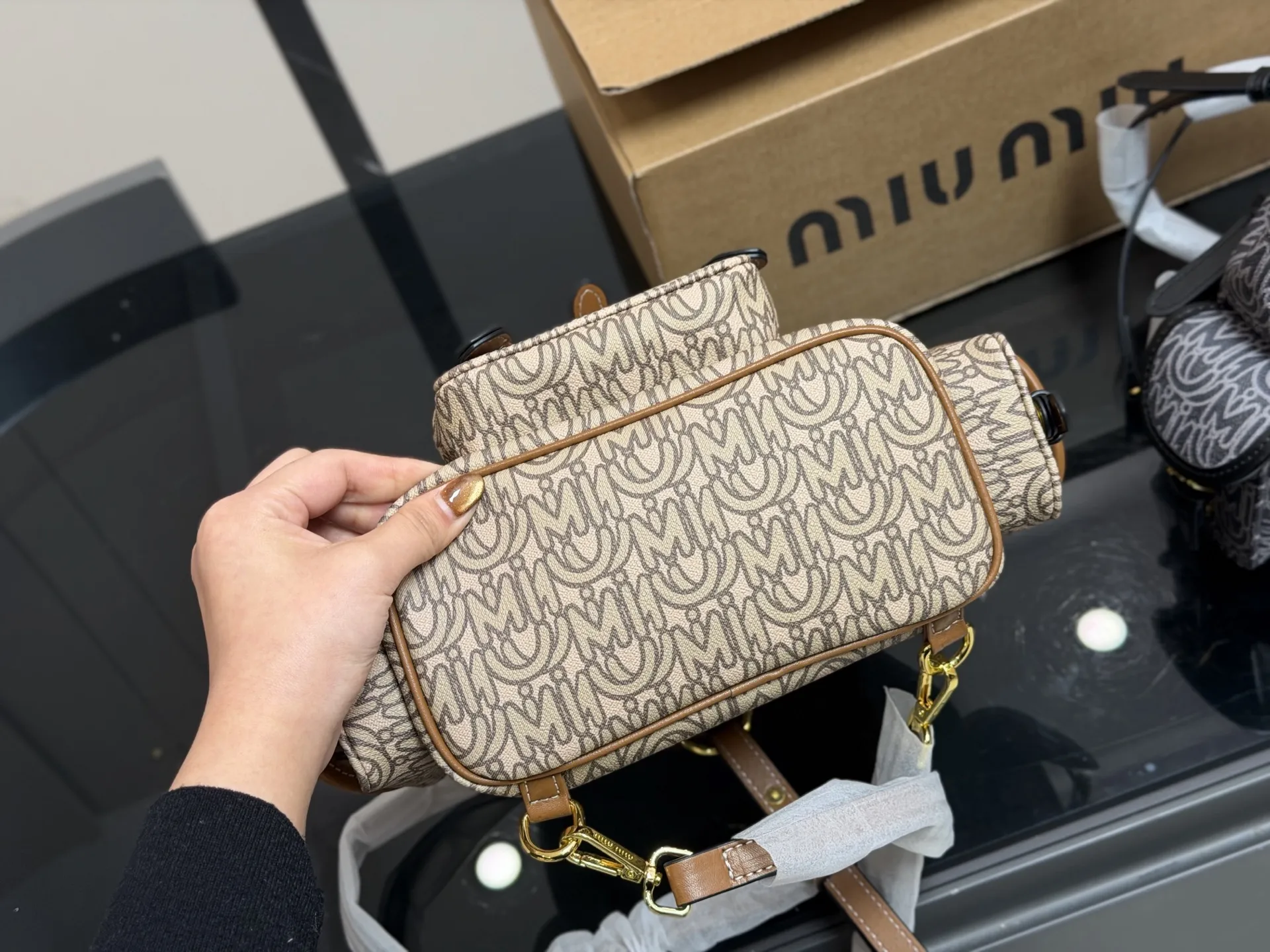 ¥230 配盒 size:21.23cm 又一季特别美丽的Miu Miu miumiu ss25 双肩包 少女心与摩登格调的碰撞 轻松拿捏时髦 轻便能装,质感绝绝子,miumiu的少女感+酷感完美结合~