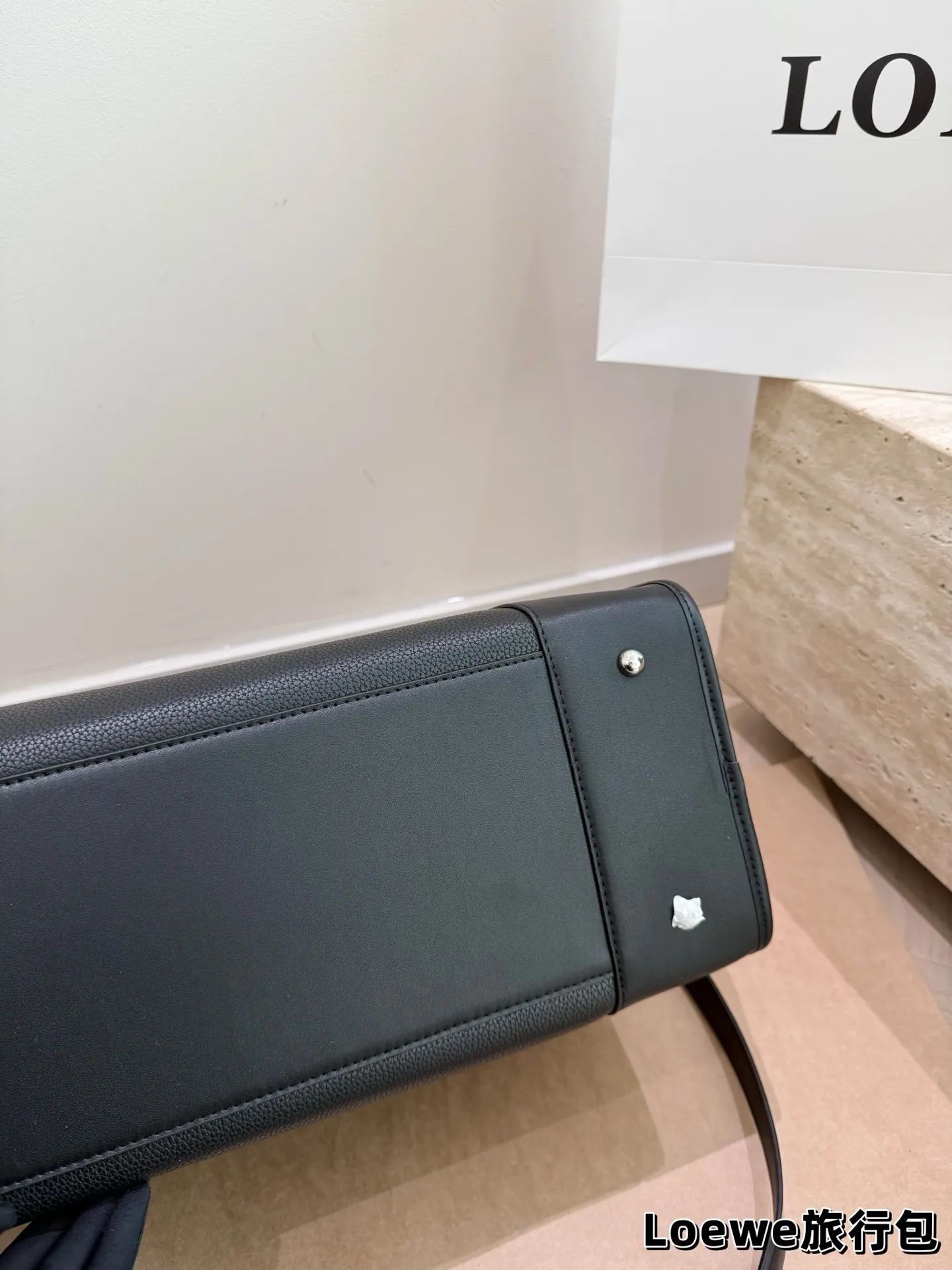 牛皮版本 P200 罗意威新款旅行包 机场包 Loewe Gova Small Backpack 罗意威新款旅行包 男款背包 超热门背囊 Goya 系列机场包兴？ 双向拉链开合背带 可自行调节长短新颖的设计时尚及实用性并存男女通用 size: 48 26cm #最爱的包包