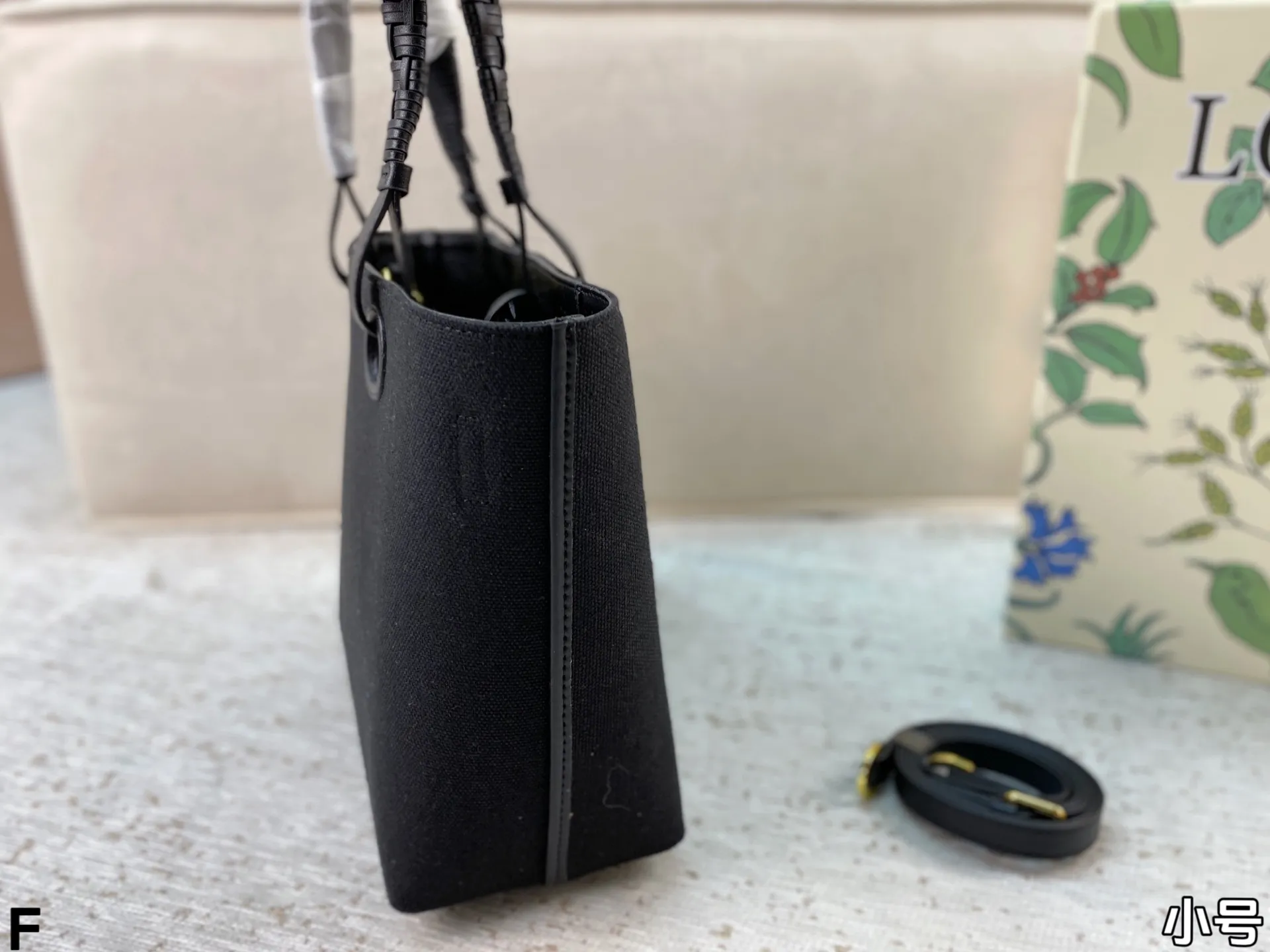 p165/p160 配盒🎁 罗意威Loewe anagram tote背上秒变时髦精 一只装得下全世界的托特 越背越香 能装且百搭不易变形 上班通勤或者日常搭配都很好!尺寸:27*25/23*22