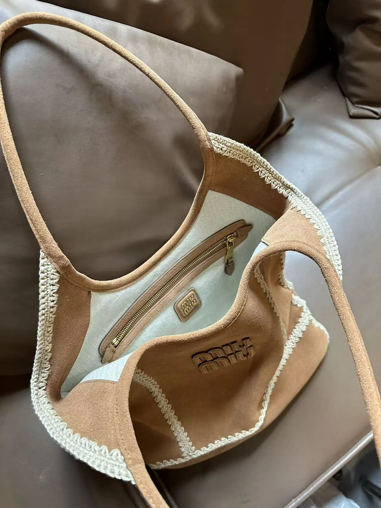 预售款💰288包邮❗ 【细节实拍】Mi* Mi*又双叒叕放大招～这次新款鹿皮包袋美到犯规 将柔软的鹿皮与精致的勾针工艺巧妙融合 堪称玩趣肌理与慵懒美学的经常碰撞 触感轻轻一摸细腻的不像话 勾线部分更是设计的绝绝子 intrcate的针法勾勒出别图案 细节里满是匠心巧思 这次推出的Wender跟ivy都是经典包型 实用性拉满💯 尺寸：35&times;40cm ❌不退不换慎重下单❌