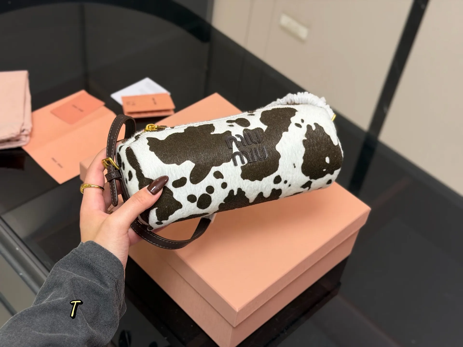 &yen;120 配礼盒 size：23*19cm miumiu的笔筒包 性价比也太高了！ 麂皮质感超软糯 每个色都像从韩剧女主衣柜偷出来的