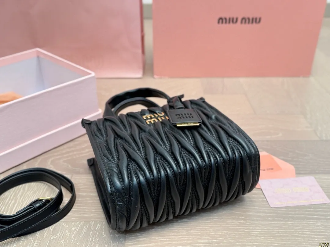 &yen;170配盒 MiuMiu缪缪托特包 超级洋气，时髦精的托特 轻便简约，慵懒随性 尺寸20 16