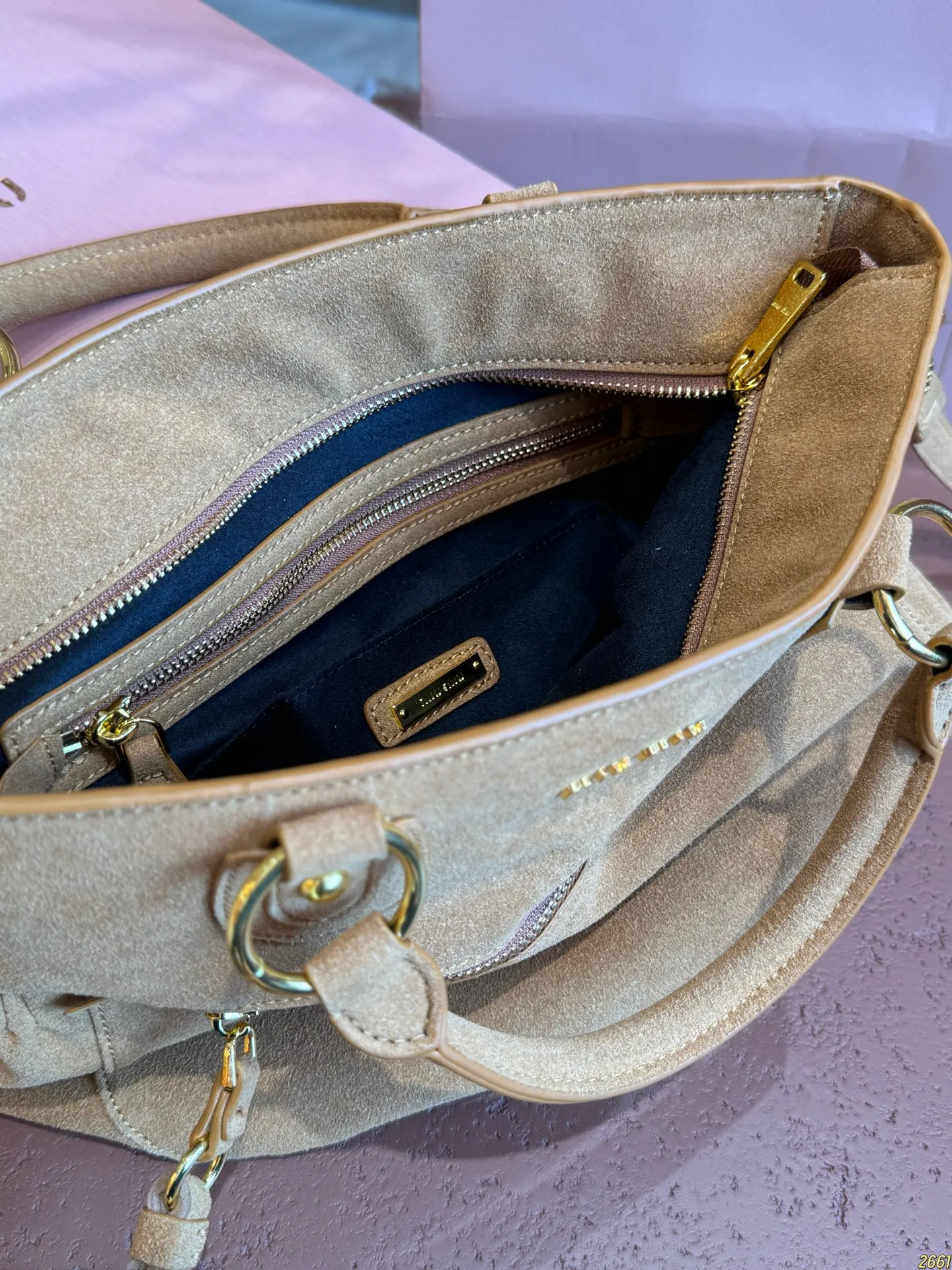 ¥200配折叠盒⚠️尺寸30*26 MIUMIU Aventure麂皮托特包 简洁大方的设计,既能装下日常出行的必需品又能作为造型的点睛之笔,提升整体的高级感出道即巅峰!!时髦精被迷住了新款托特tote质感无敌了!