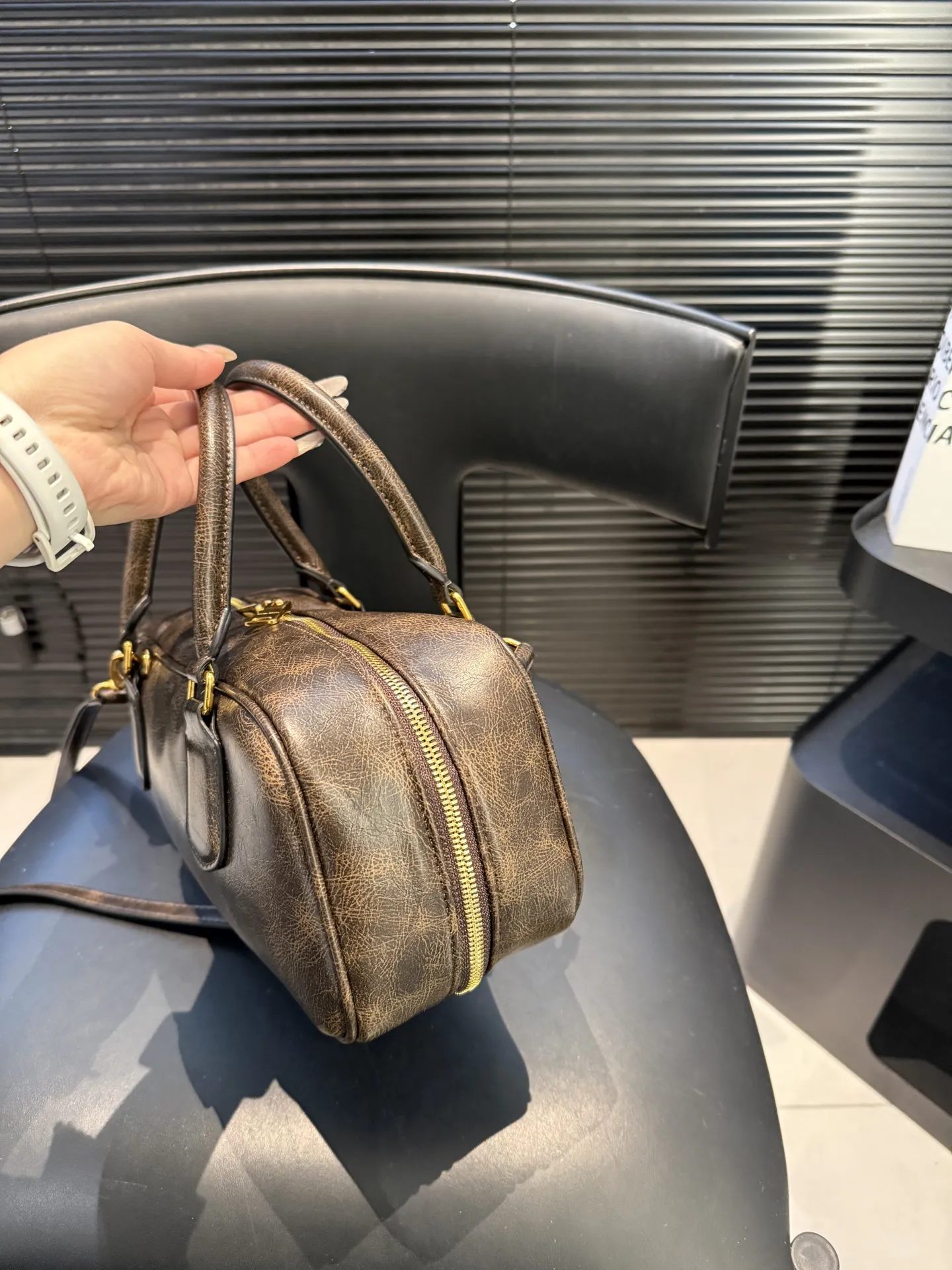 大号P170 小号P165 缪缪MIUMIU 保龄球手提包 轻轻松松高级感 包包手感巨好容量也很不赖 简单却又不失华丽 不要觉得会炸眼太高调了什么的 根本不会! 在你的精简穿搭上简直就是点睛之笔 尺寸大号28 13 小号22 10 货号大10229 小10119