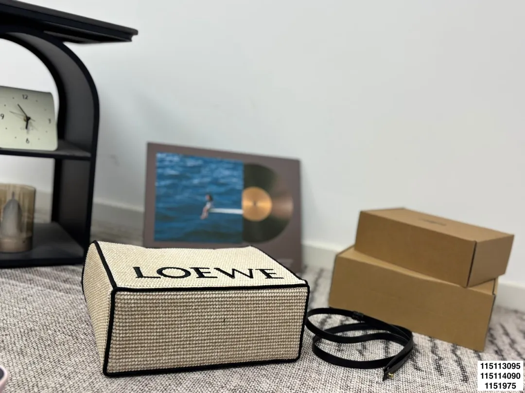 p125 p120 p115无盒 罗意威编织托特包 Paulas's 1biza 夏日海岛系列推出了草编托特包包巧妙融合了托特的商务之前线条和草编的夏日风情,加上Loewe粗体大logo 真的很难不爱 尺寸30.22/24.17/20.13