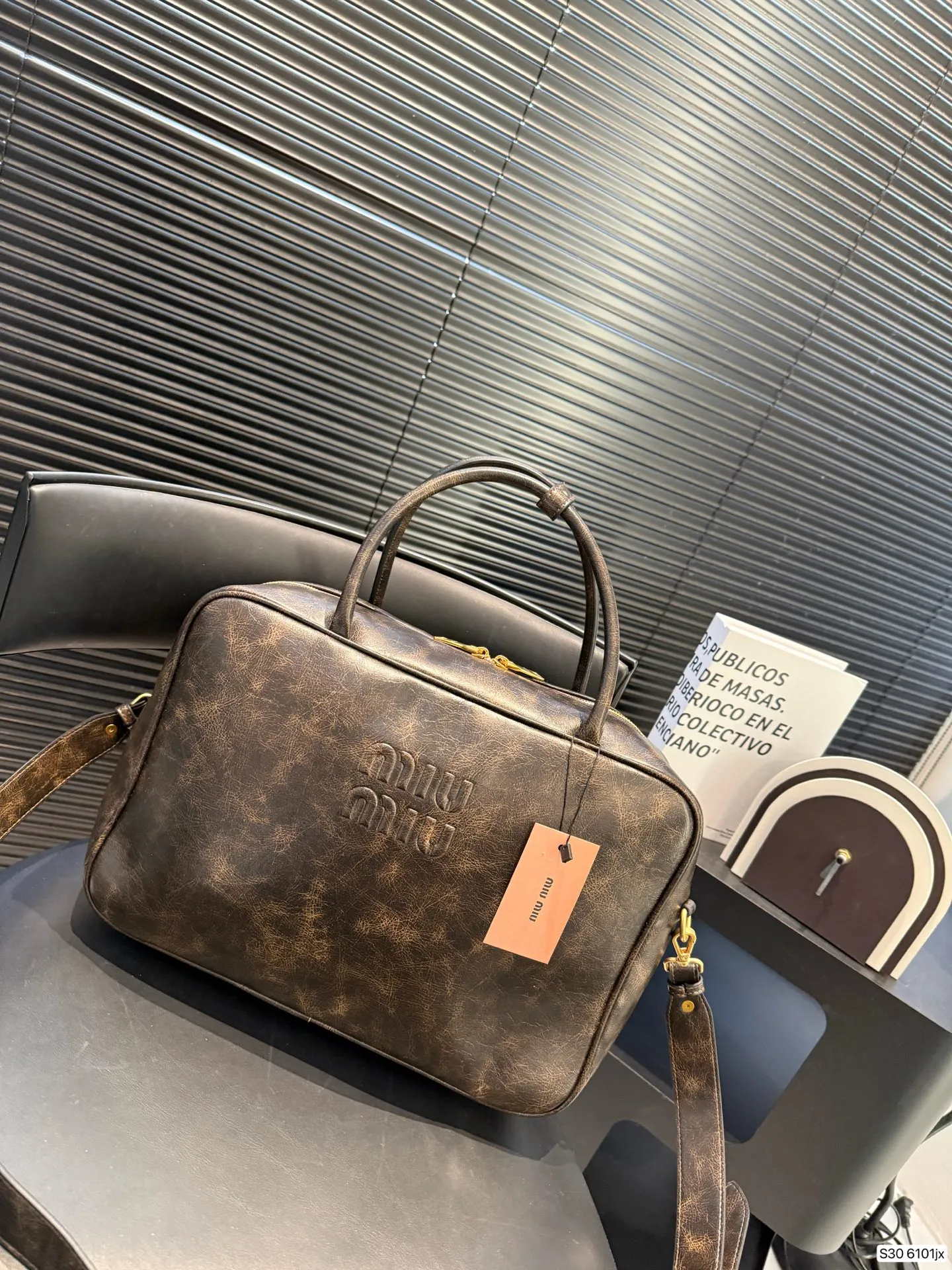 P200 miumiu 保龄球公文包 miumiu 保龄球公文包 质感很高级 容量超级大也很耐用 日常出街背它回头率百分百 就是这种随性慵懒感 尺寸34 23 货号6101