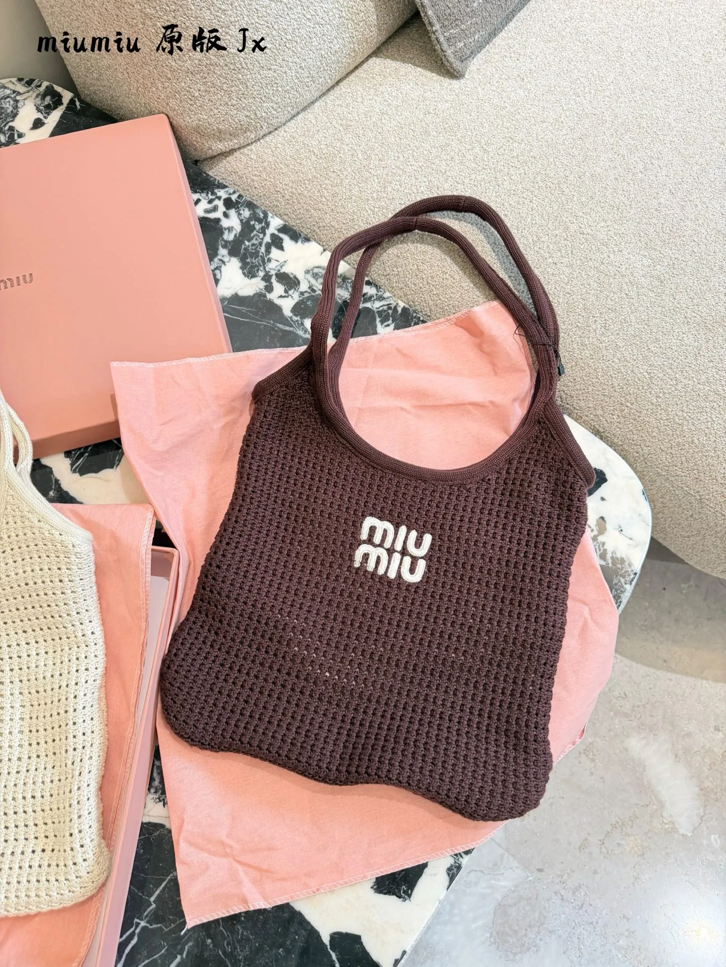 MiuMiu 编织托特👜p240 独特的镂空针织纹理设计,内层帆布衬里,搭配可拆卸帆布小包,可做独立小腋下包或手包使用,多种背法,适合各种搭配,大胆创新的设计完美诠释了 Miu不拘一格,潇洒随性,今年超爆🔥款式,包身非常轻巧,气质随性慵懒,容量超大,上班通勤,外出游玩都是绝佳选择