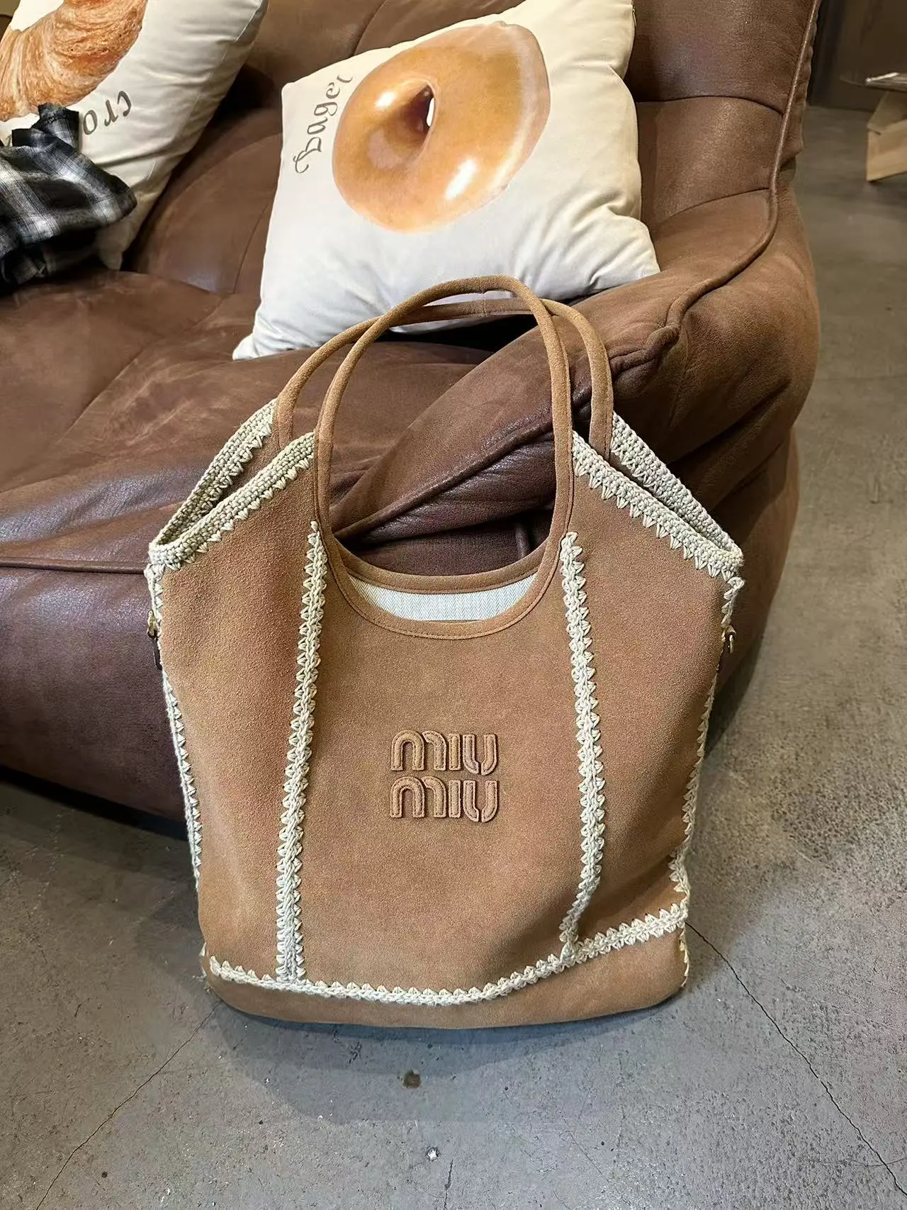 预售款💰288包邮❗ 【细节实拍】Mi* Mi*又双叒叕放大招~这次新款鹿皮包袋美到犯规 将柔软的鹿皮与精致的勾针工艺巧妙融合 堪称玩趣肌理与慵懒美学的经常碰撞 触感轻轻一摸细腻的不像话 勾线部分更是设计的绝绝子 intrcate的针法勾勒出别图案 细节里满是匠心巧思 这次推出的Wender跟ivy都是经典包型 实用性拉满💯 尺寸:35×40cm ❌不退不换慎重下单❌