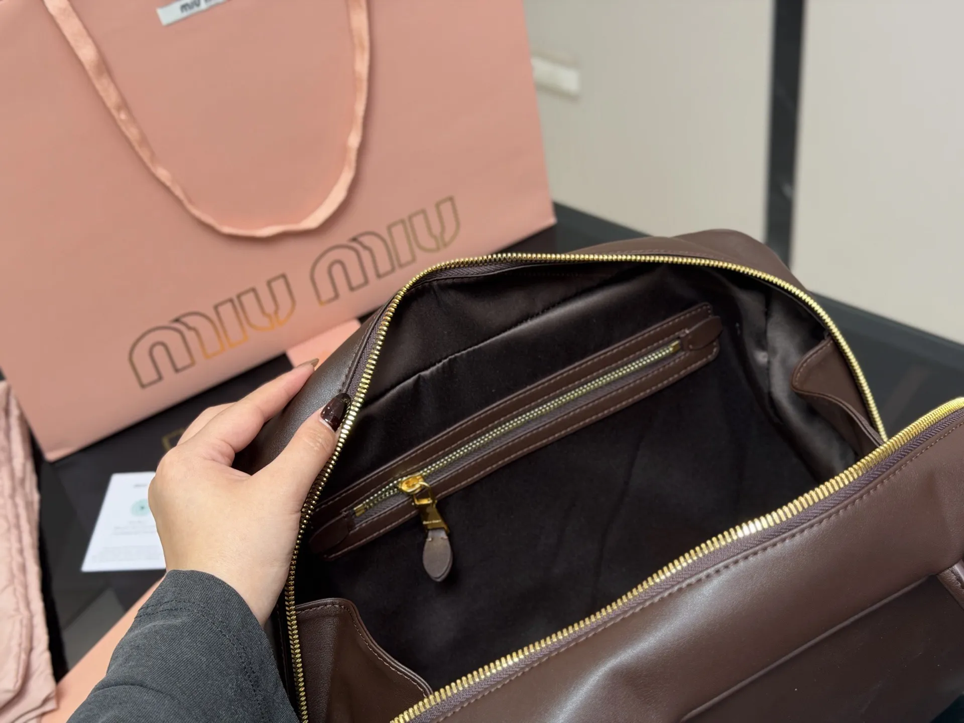 ¥195 无盒 size:35*22cm miumiu保龄球/公文包/ 采用小牛皮 皮质光滑细腻柔软, 棉质缎面衬里。 背起来都很nice 哦 可手拎也可斜挎! 出场就是miumiu小公主!