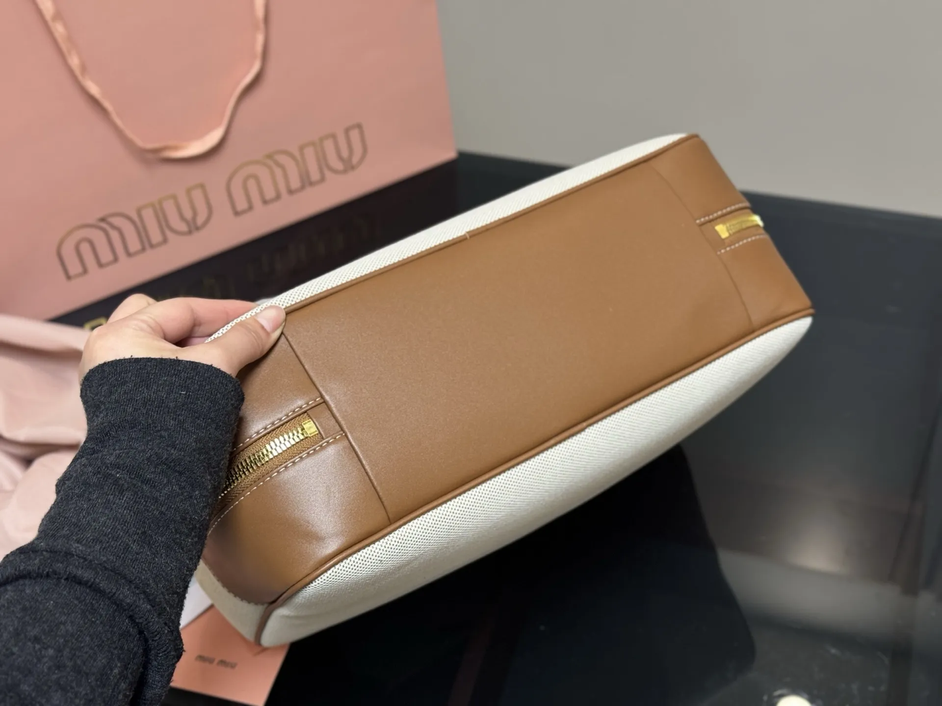 ¥195 无盒 size:35*22cm miumiu保龄球/公文包/ Miu又来抢钱了新款帆布公文包 来咯 ! 背起来都很nice 哦 可手拎也可斜挎! 出场就是miumiu小公主!