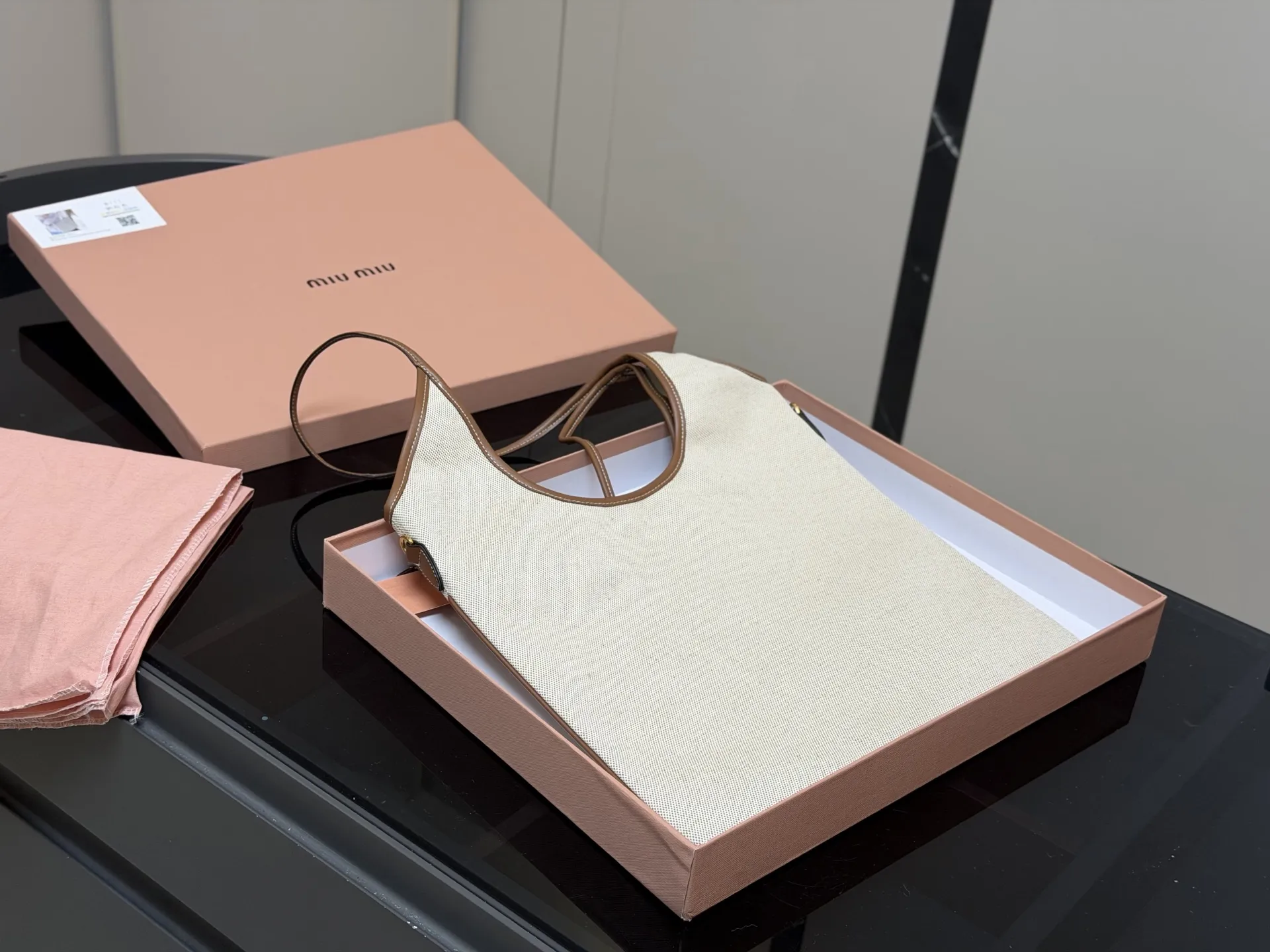 ¥175 全套包装 size:35*34cm miumiu新款托特tote 今年的风刮的太猛了 老多爆款了! 这款的版型也太好看了吧! miumiu准备承包我的夏天吗