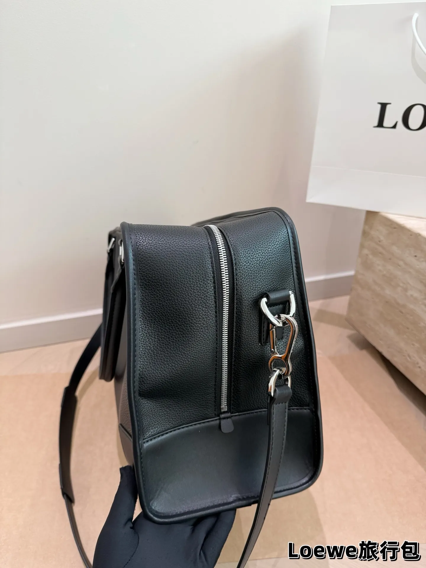 牛皮版本 P200 罗意威新款旅行包 机场包 Loewe Gova Small Backpack 罗意威新款旅行包 男款背包 超热门背囊 Goya 系列机场包兴? 双向拉链开合背带 可自行调节长短新颖的设计时尚及实用性并存男女通用 size: 48 26cm #最爱的包包