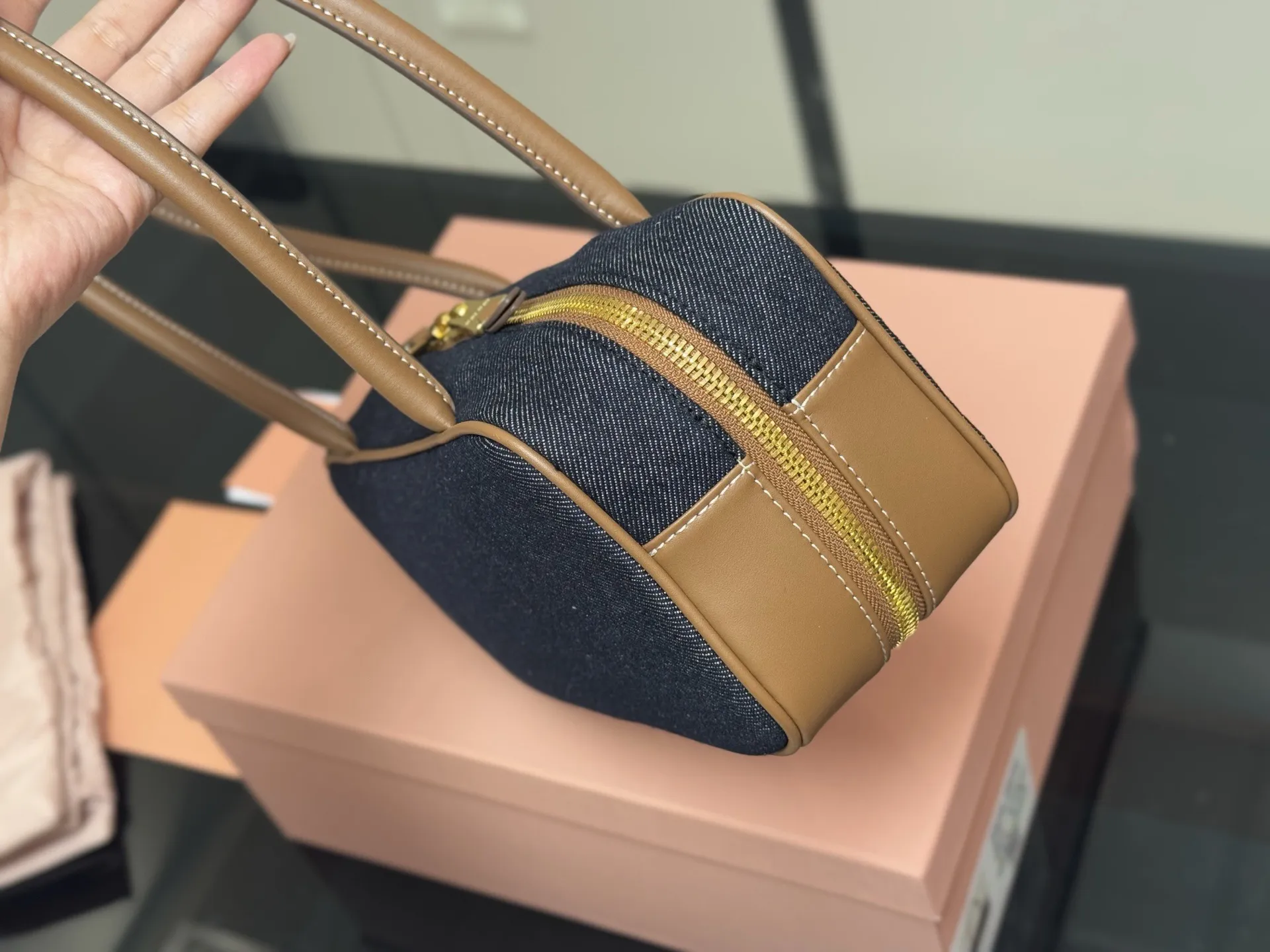 ¥195 升级版配盒 size:28*13cm miumiu保龄球/公文包/ 包包甜度刚好! 很难不爱啊啊! 可手拎也可斜挎 绝对不是小废包哦!容量足足的~~ 出场就是miumiu小公主!