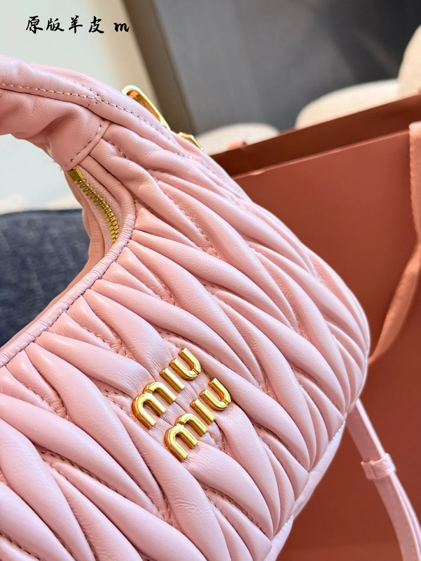 p240羊皮hobo月牙包 红红火火恍恍惚惚缪缪出街啦~ 芜湖~好看的缪缪miumiu小号hobo 小号是专柜里卖得最好的的尺寸,容量大小合适,轻 经典的褶皱羊皮, 软软的好有质感 搭配衣服真的吼吼看~一秒时尚感千金风拉满红色也很显眼,好多场合都可以搭配 张元英同款~~~ #miumiu包#miumiu包 #美包23cm折叠盒包装