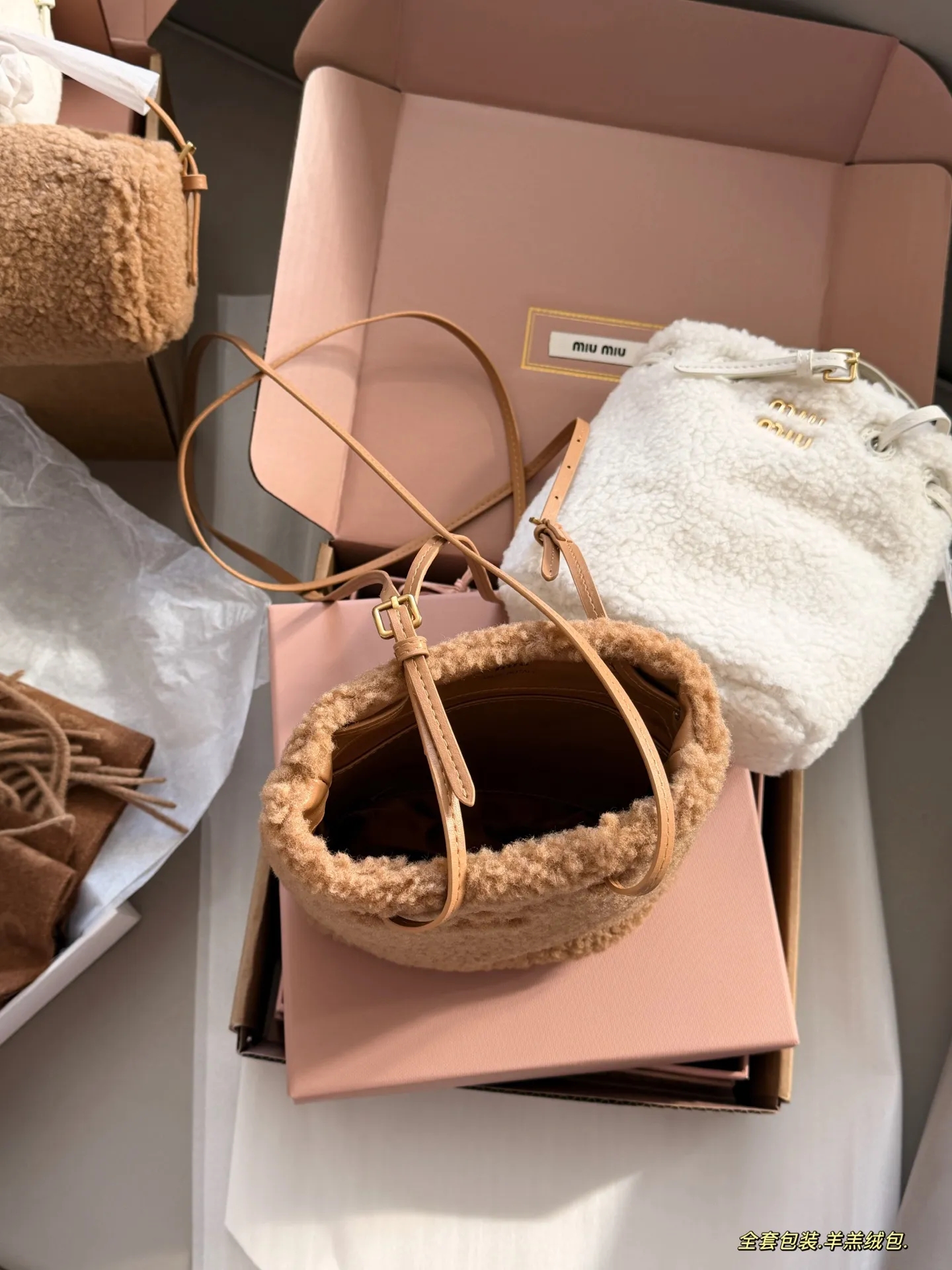 💰195 全套包装 size：18*17cm miumiu的小福袋 羊羔绒包 性价比也太高了！ 质感超软糯 节日氛围感满满秋冬季的独乐乐