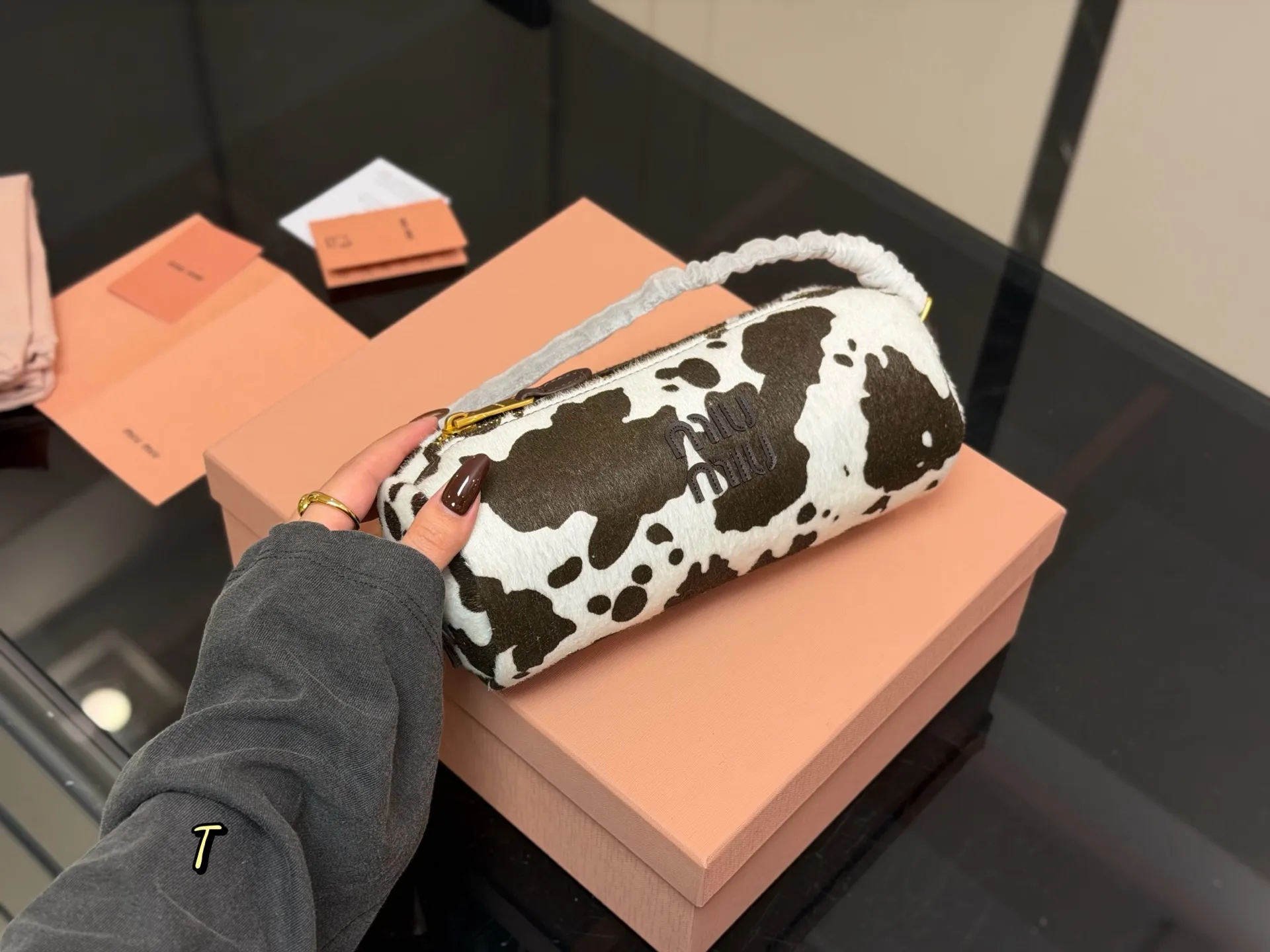 ¥120 配礼盒 size:23*19cm miumiu的笔筒包 性价比也太高了! 麂皮质感超软糯 每个色都像从韩剧女主衣柜偷出来的