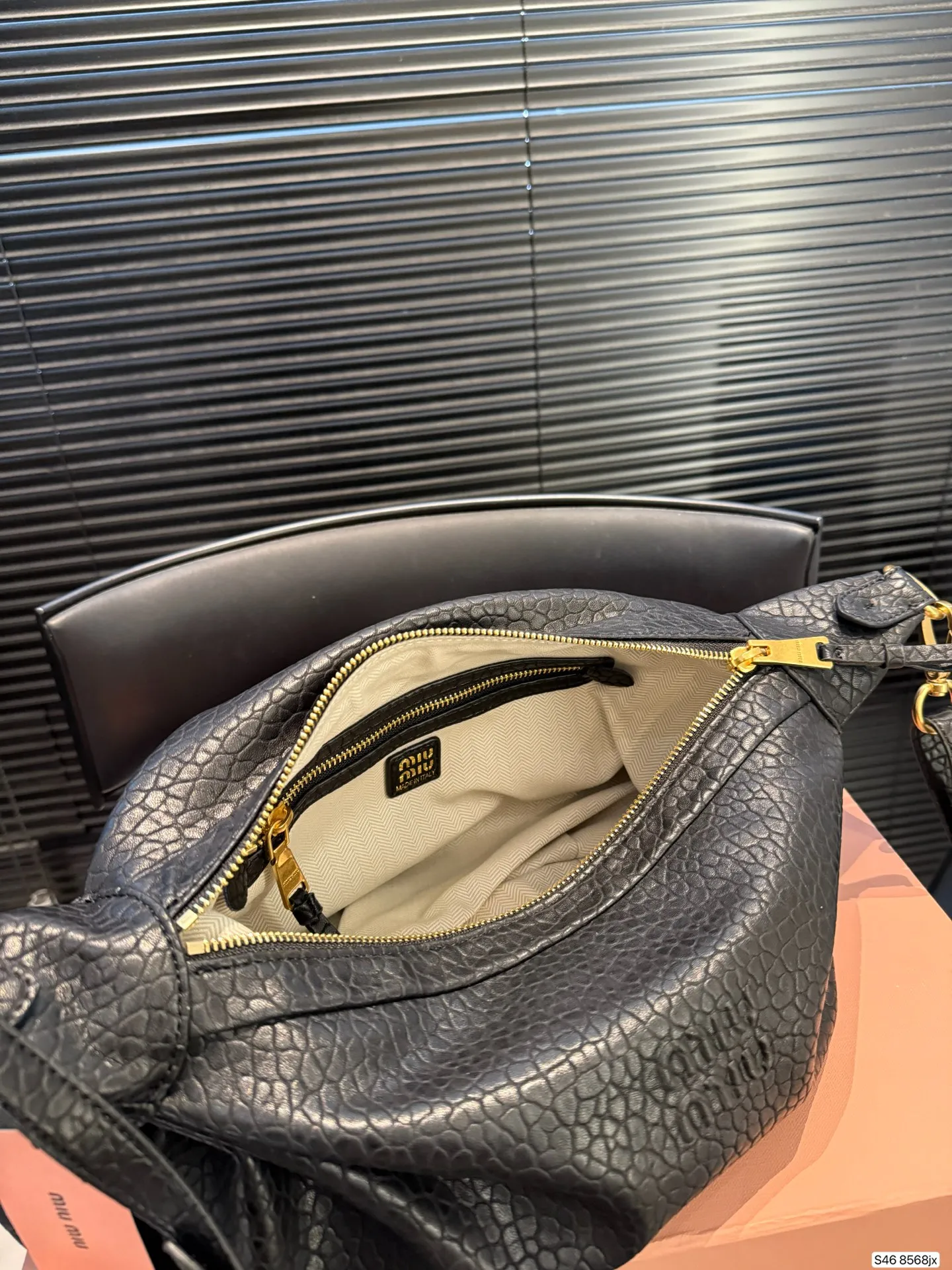 P280 配盒子 不一样的MiuMiu新款包包 MiuMiu新款手袋 Monk 天然纹理小羊皮自然的柔和光泽触感柔软顺滑且富有垂坠感巧妙的舒适感与精致感 尺寸41 24 货号8568