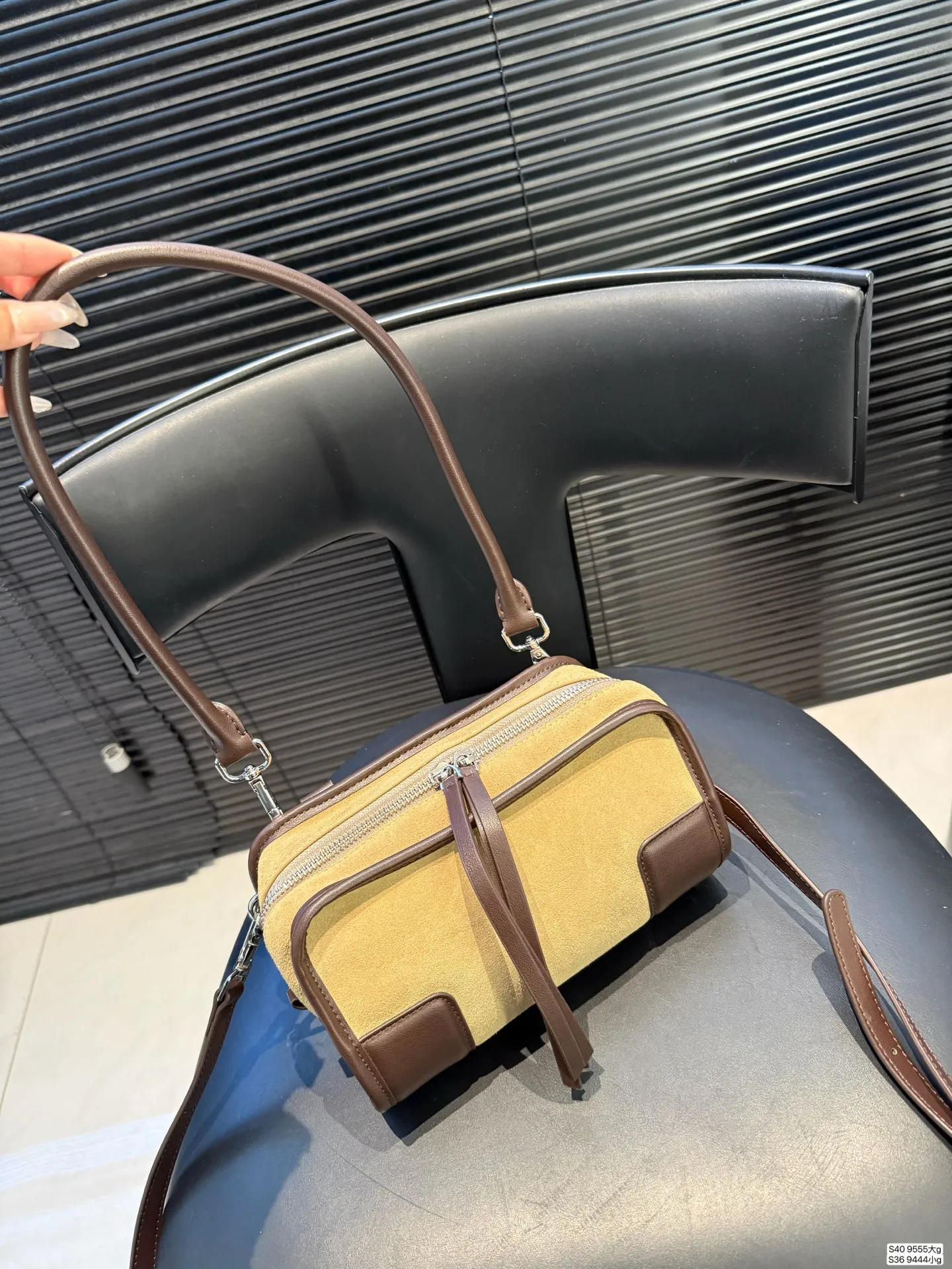 大号P250小号P230 罗意威这只简直太乖了 麂皮包今年冬天简直不要太火 银色loewe小锁也是酷的很 这个还可以加肩带单肩斜挎 一整个就是实用的美包！ 尺寸大25 18小22 12 货号大9555 小9444