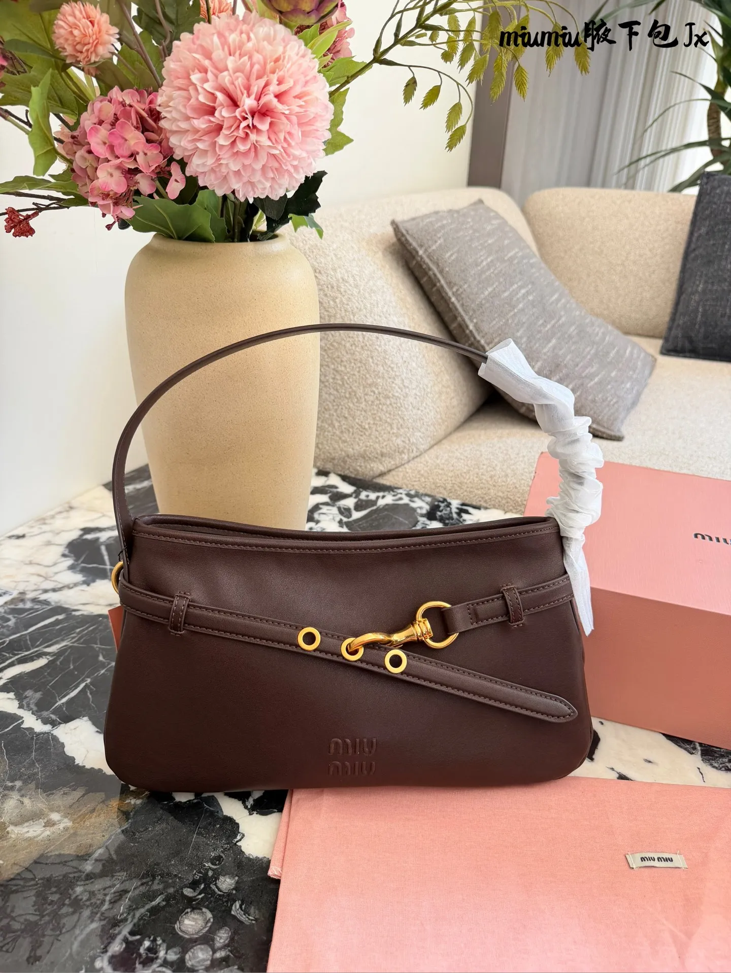 p220 缪缪miumiu新款aventure nappa腋下包 nappa 复古腋下包 又是一个爆款预测!! 33cm配盒子