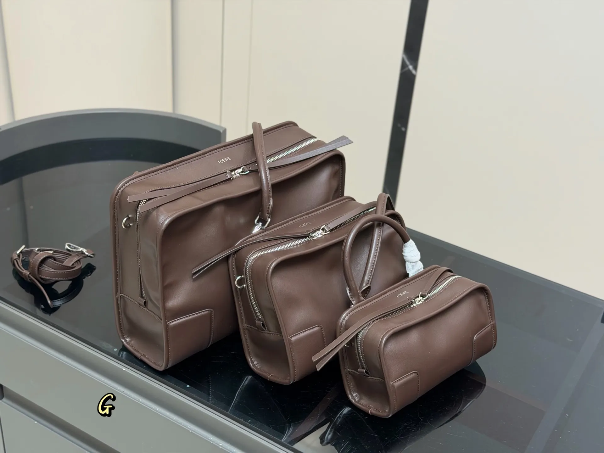 ¥260 ¥240 ¥225 Loewe2026春夏最爱 Amazona180手袋 作为罗意威的皮具DNA载体, 同样完成了传统与创新的衔接。 全新的 Amazona 180手袋以更随性的方式呈现,延续着品牌百年皮革工艺底蕴。超期待这款手袋 尺寸:35cm 25cm 22cm