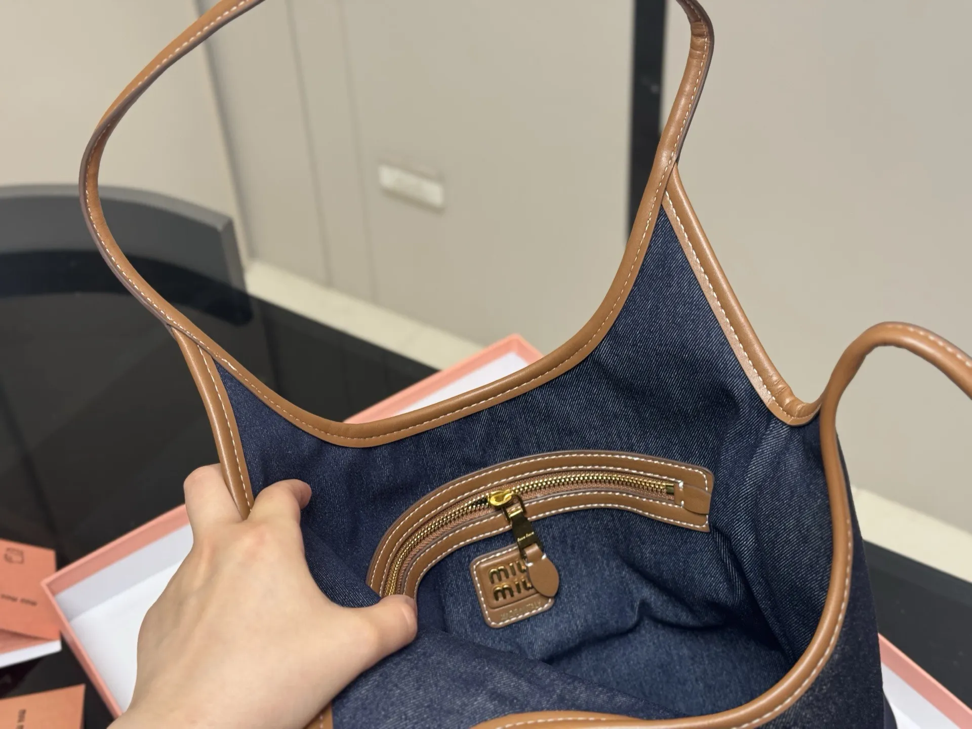 ¥185 全套包装 size:35*34cm miumiu新款托特tote 今年的风刮的太猛了 老多爆款了! 这款的版型也太好看了吧! miumiu准备承包我的夏天吗